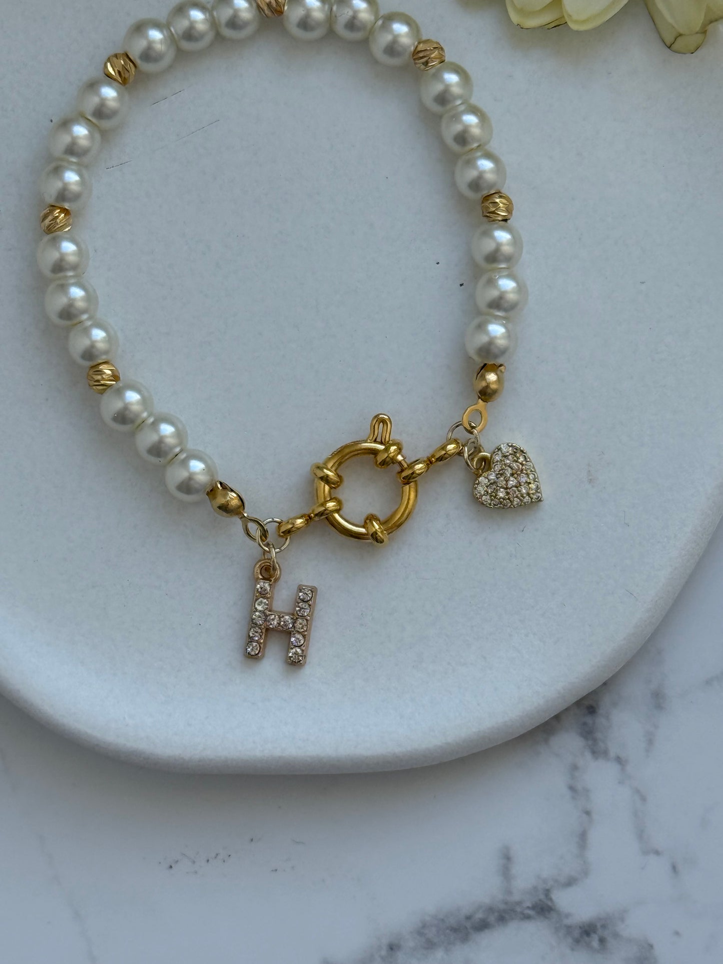 Perlenarmband personalisiert mit Weißen Glasperlen und Goldenen Dorika Perlen + Herz Anhänger - 2076