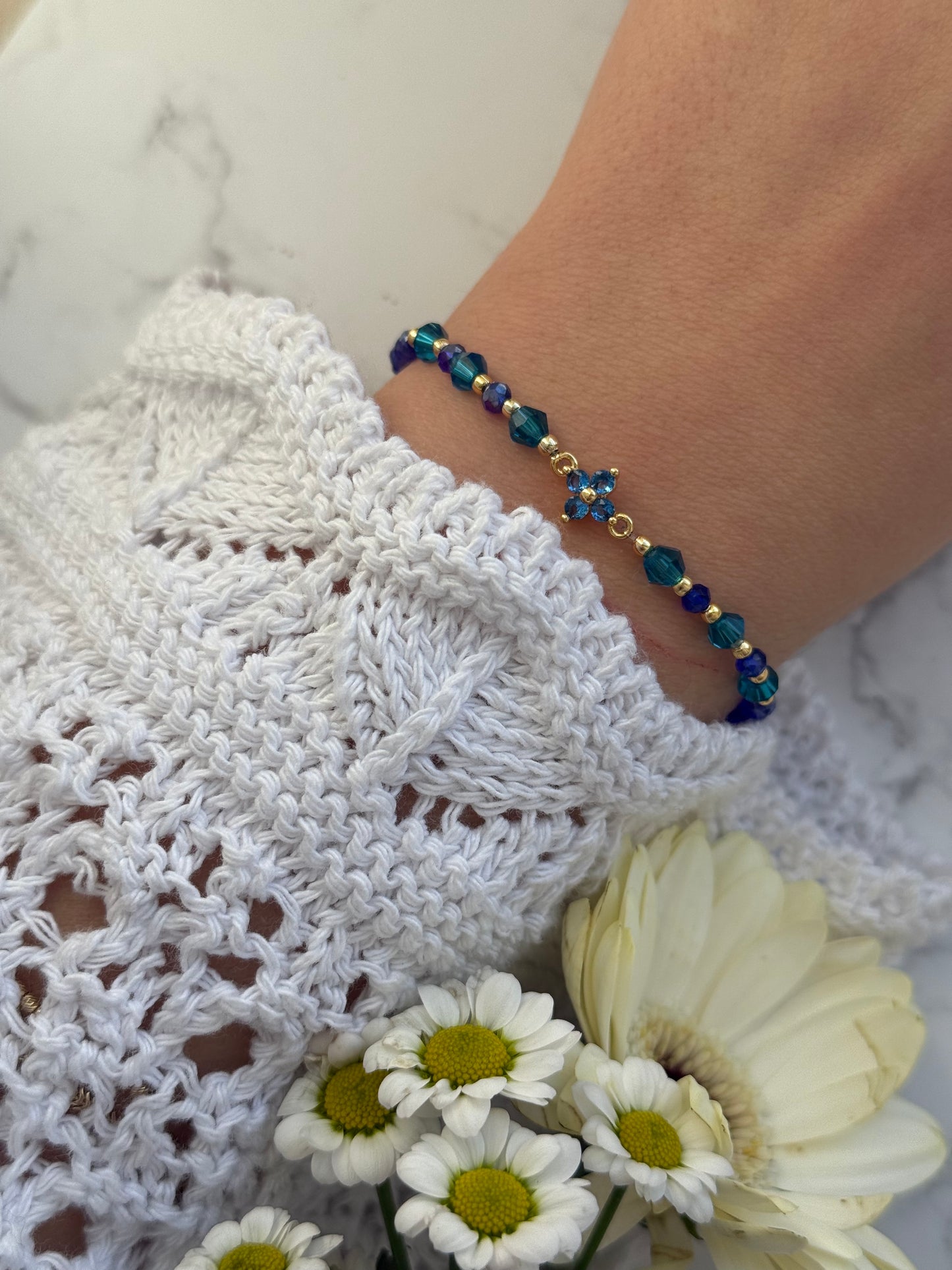Perlenarmband mit Blauen Kristallperlen und Goldenen Perlen + Kleeblatt Anhänger - 2004