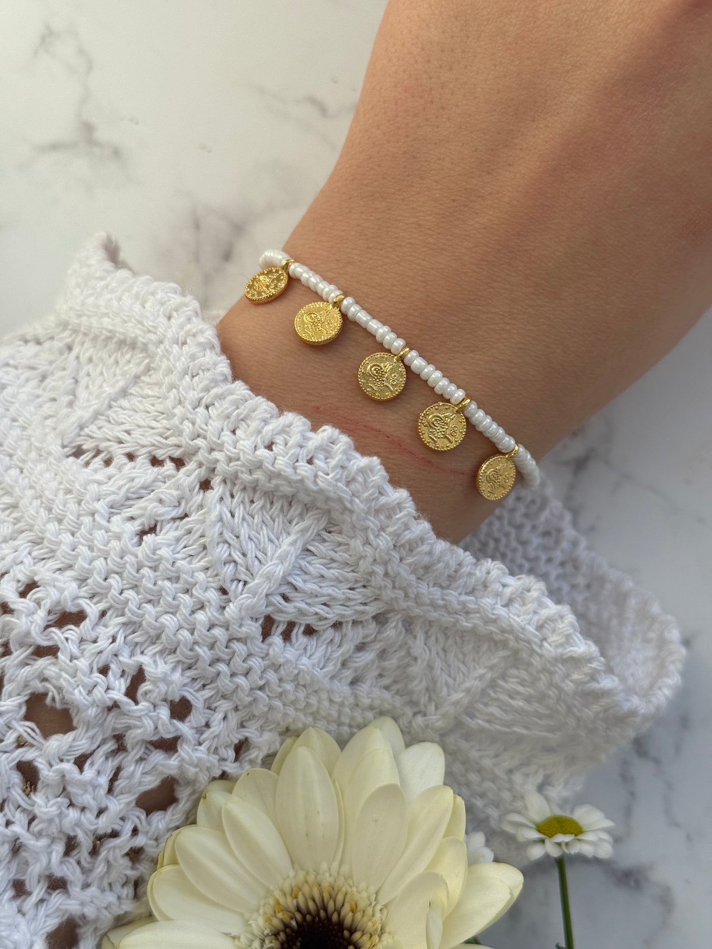 Perlenarmband mit Weißen Glänzenden Perlen + Goldene Taler Anhänger - 2009