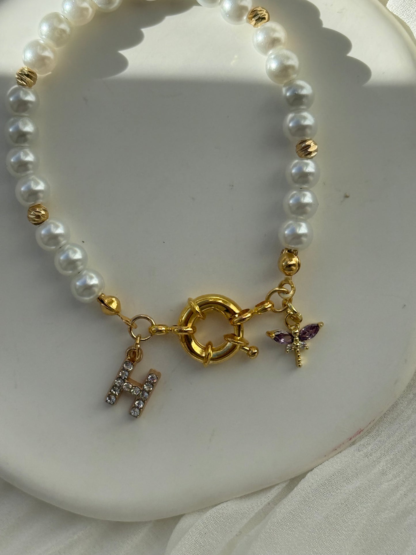 Perlenarmband personalisiert mit Weißen Glasperlen + Goldenen Dorika Perlen + Libellen Anhänger - 2164
