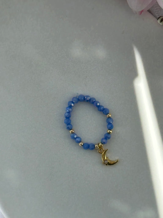 Perlenring mit Blauen Kristallperlen und goldenen Details + Mond Anhänger - 10784