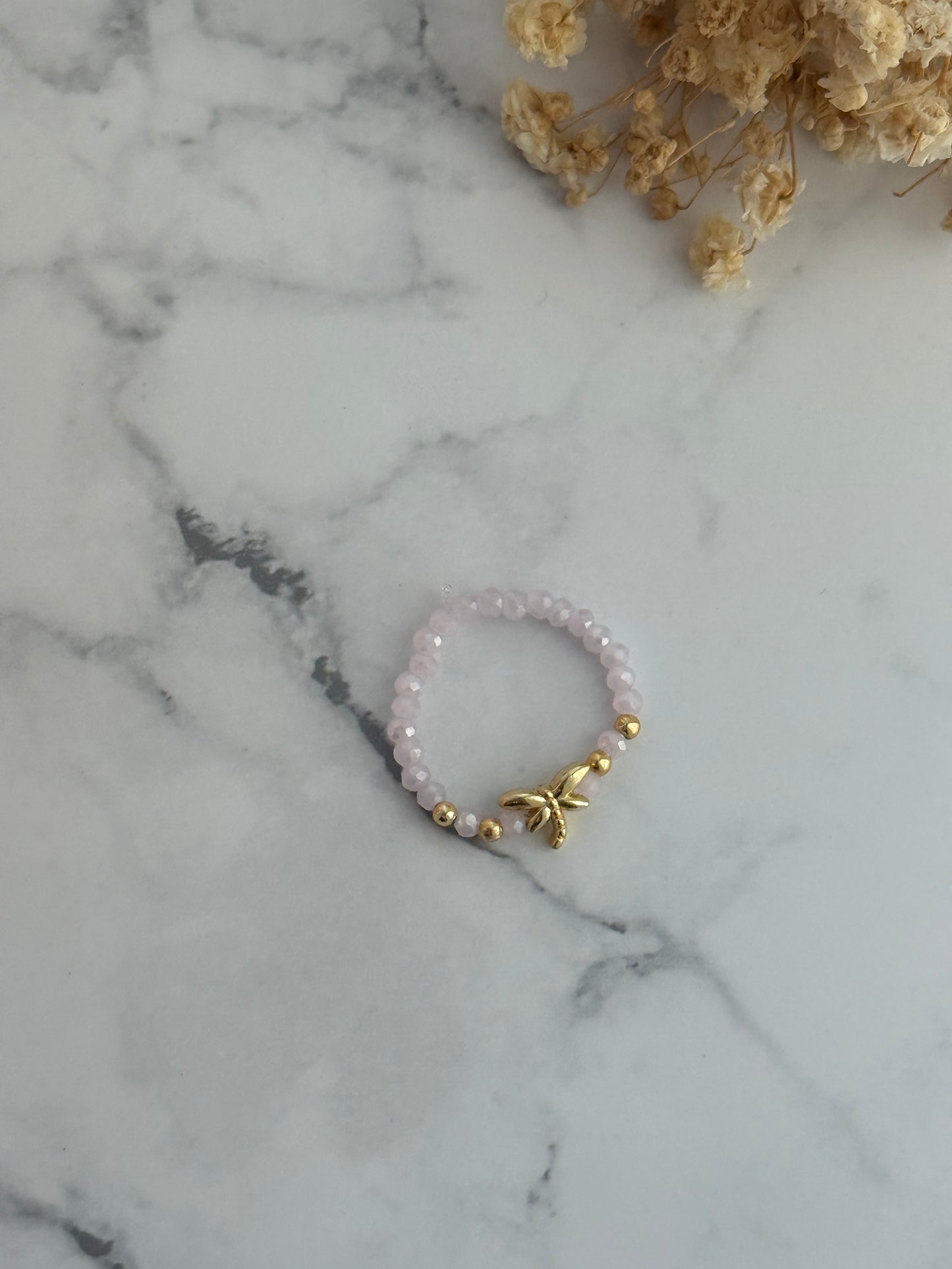 Perlenring mit Rosa Kristallperlen, goldenen Perlen + Libellen Anhänger - 2321