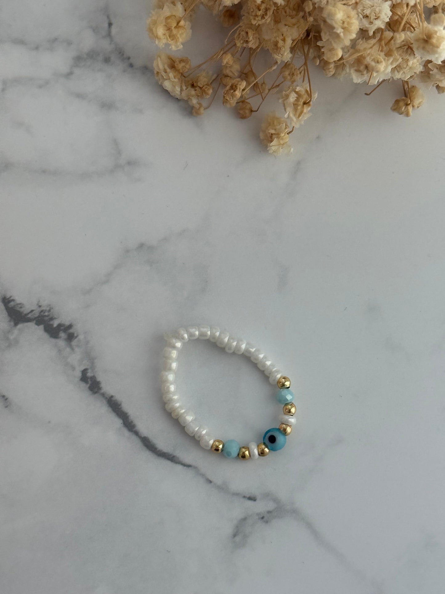 Perlenring mit Weißen, Blauen Perlen, goldenen Perlen + Nazar Perle - 2328