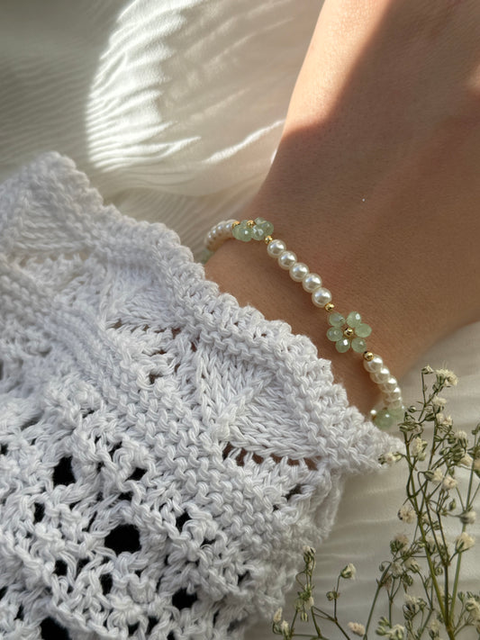 Perlenarmband mit Weißen Perlen und Grünen Kristallblumen - 2130