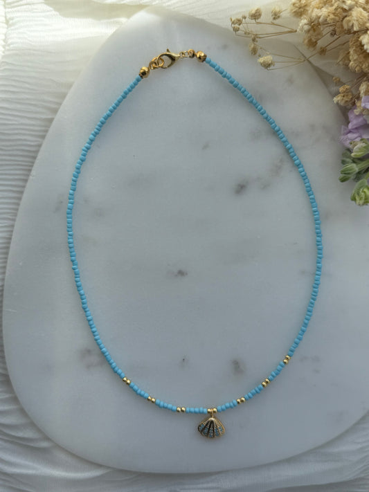 Perlenkette mit Blauen Perlen, Goldenen Perlen + Muschel Anhänger - 2202
