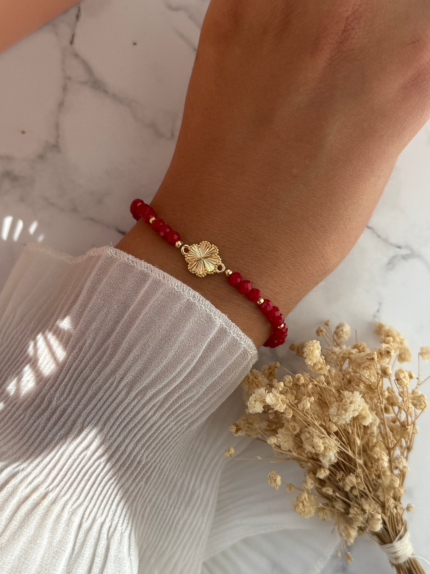 Perlenarmband mit Roten Kristallperlen, Goldenen Perlen +  Kleeblatt Anhänger - 2280
