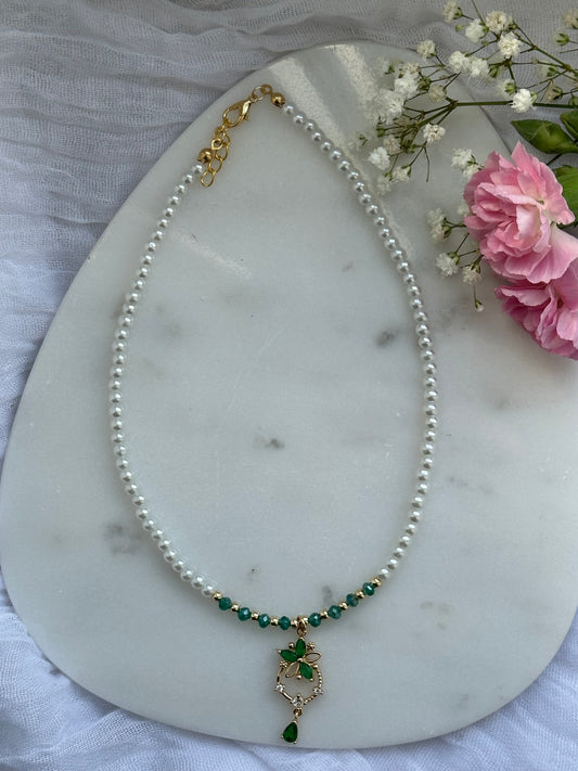 Perlenkette mit Weißen Perlen und Grünen Kristallperlen + Blumen Zirkonia Anhänger - 10607