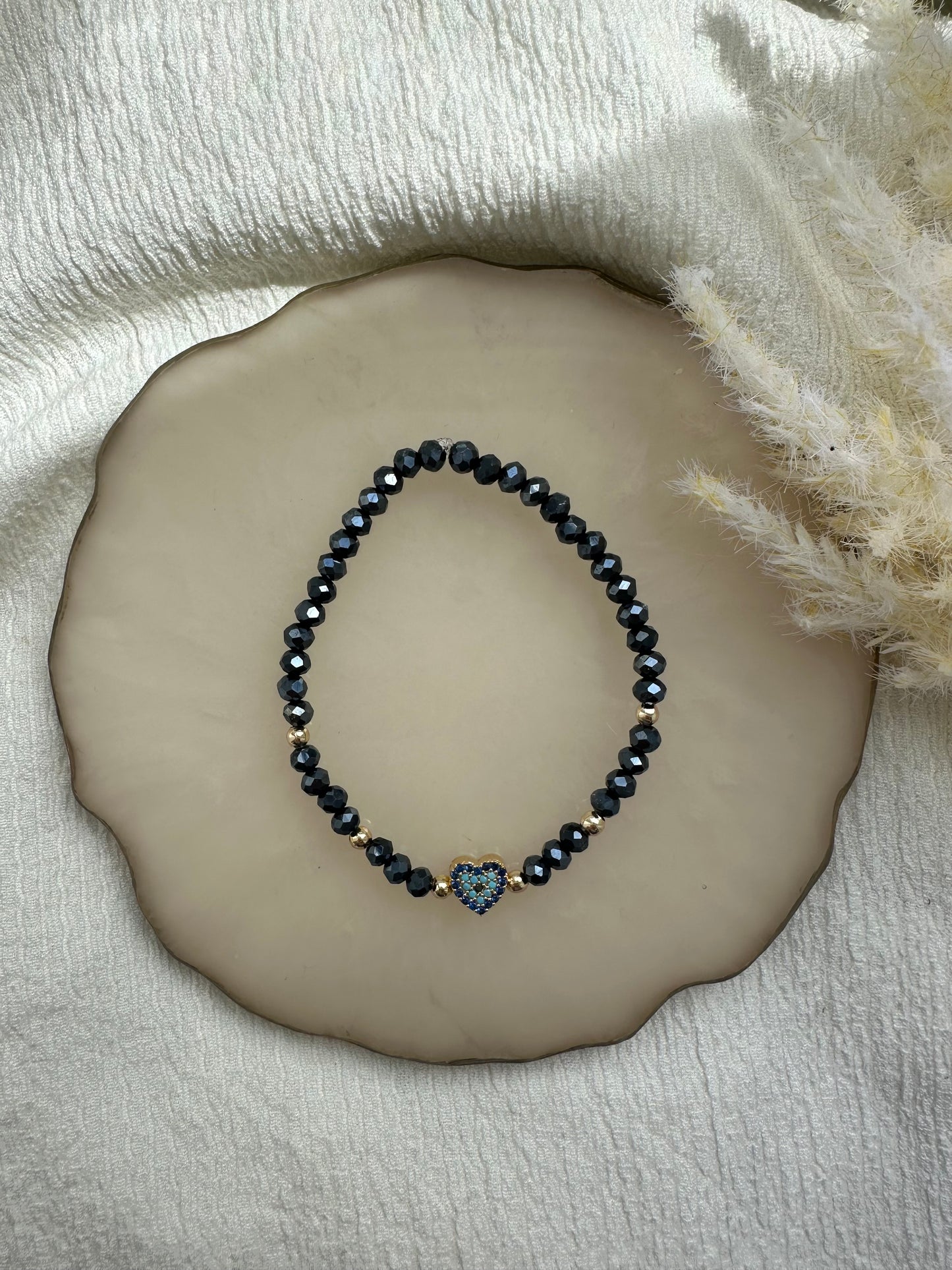 Perlenarmband mit Dunkelblauen Kristallperlen und Herz-Nazar Anhänger - 10461