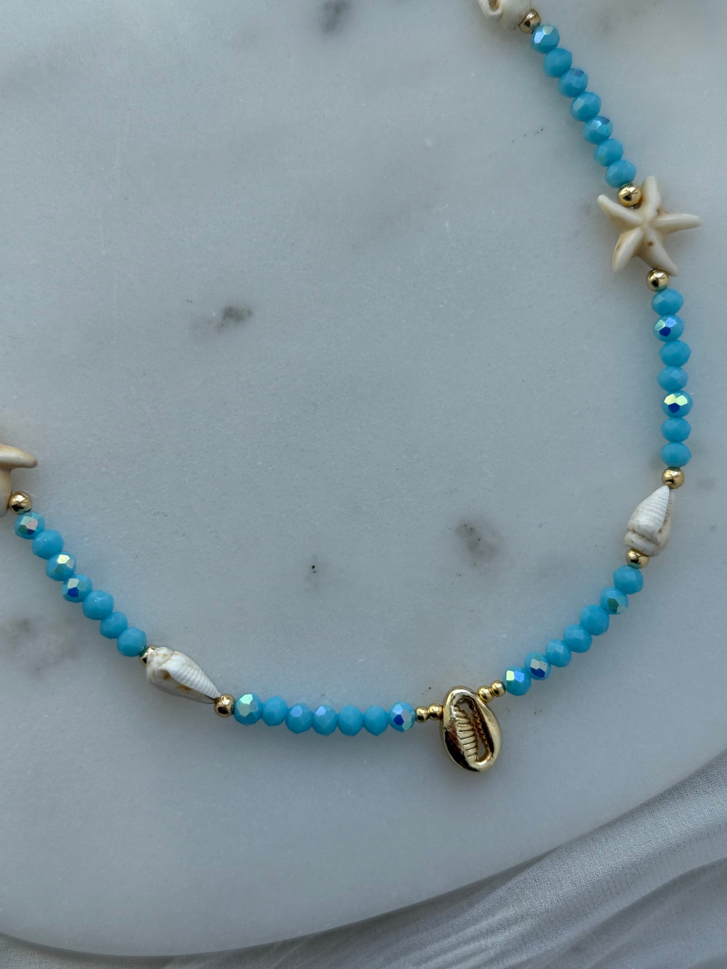 Perlenkette mit Blauen Kristallperlen, Goldenen Perlen + Muschel / Seestern Perlen - 2201