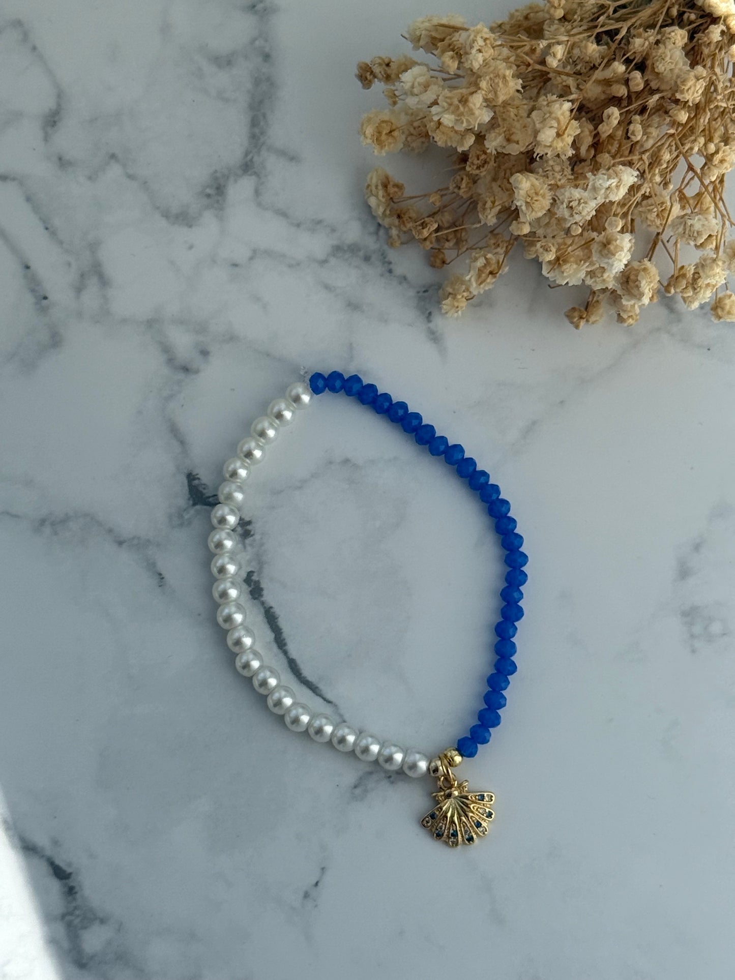 Perlenarmband mit Weißen Perlen,  Blauen Kristallperlen, Goldenen Perlen + Muschel Anhänger - 2276