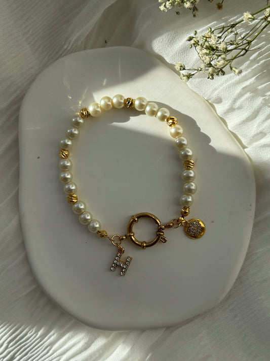 Perlenarmband personalisiert mit Beigen Glasperlen + Goldenen Dorika Perlen + Herz Anhänger - 2163