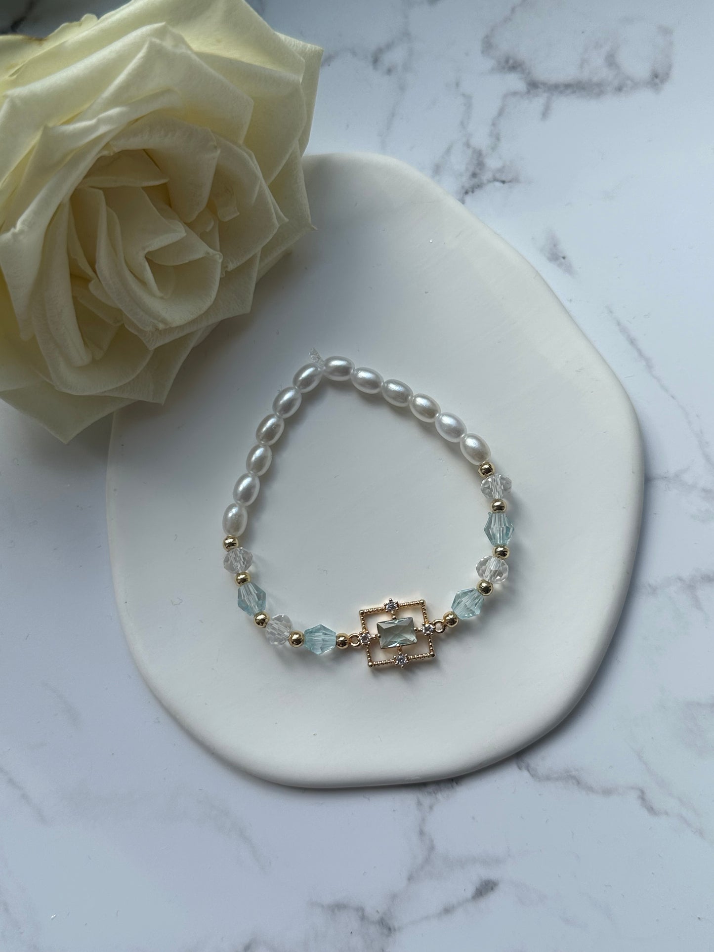 Perlenarmband mit Weißen Glasperlen, Blauen Kristallperlen und  Goldenen Perlen + Zirkonia Anhänger - 10897
