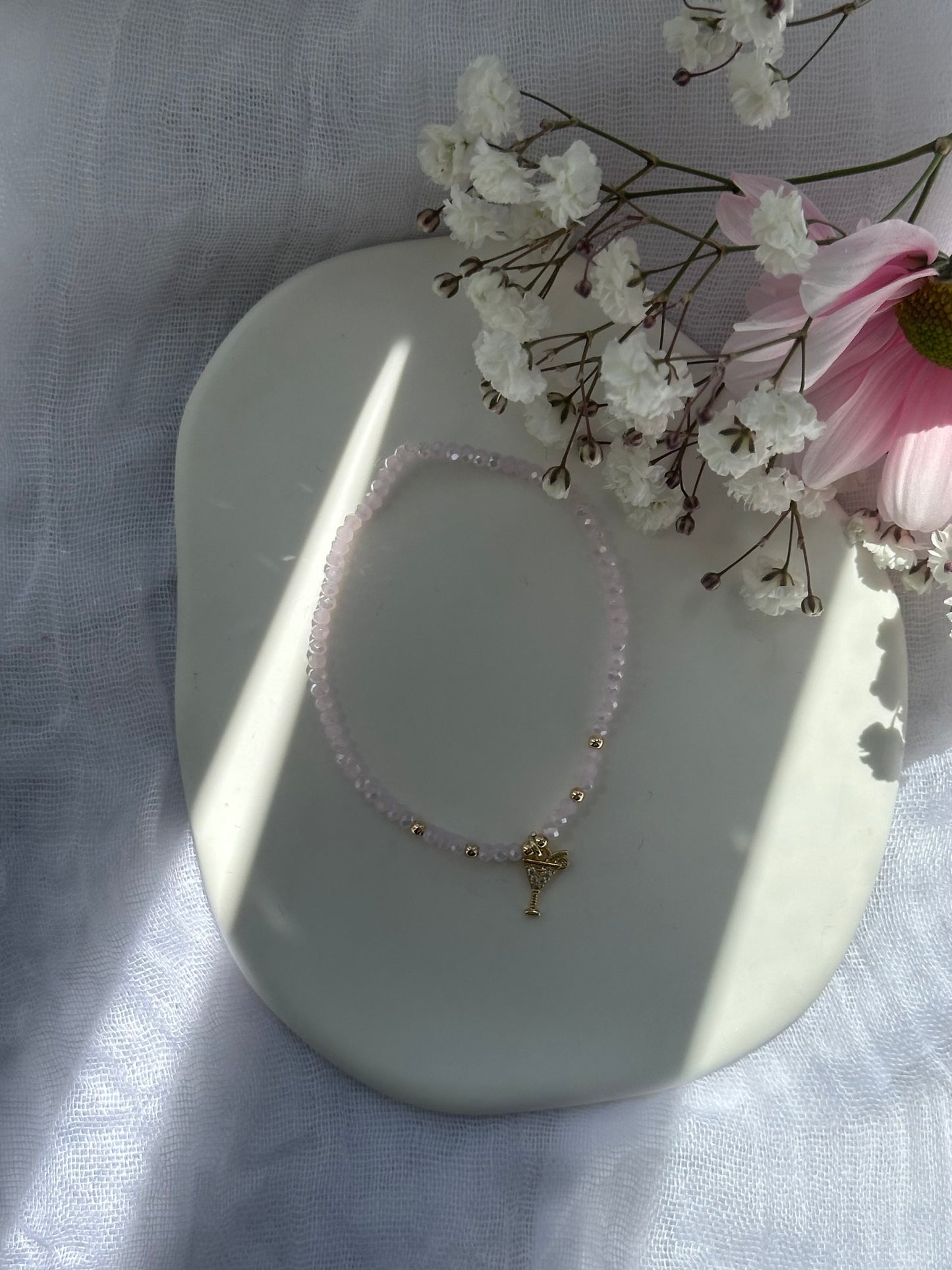 Perlenarmband mit Rosa Kristallperlen und goldenen Details + Cocktail Anhänger - 10771