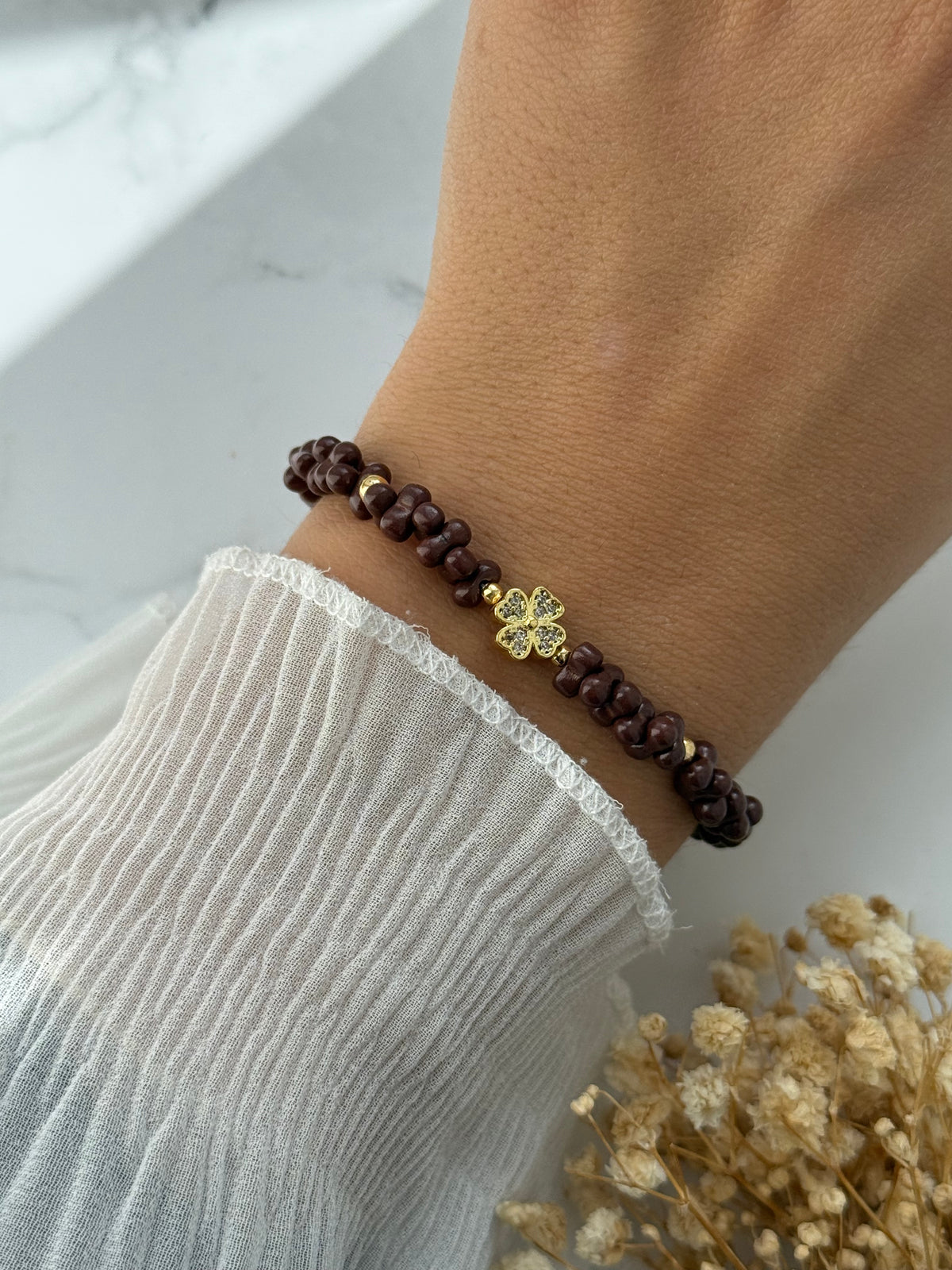Perlenarmband mit Braunen und  Goldenen Perlen + Kleeblatt Anhänger - 2384