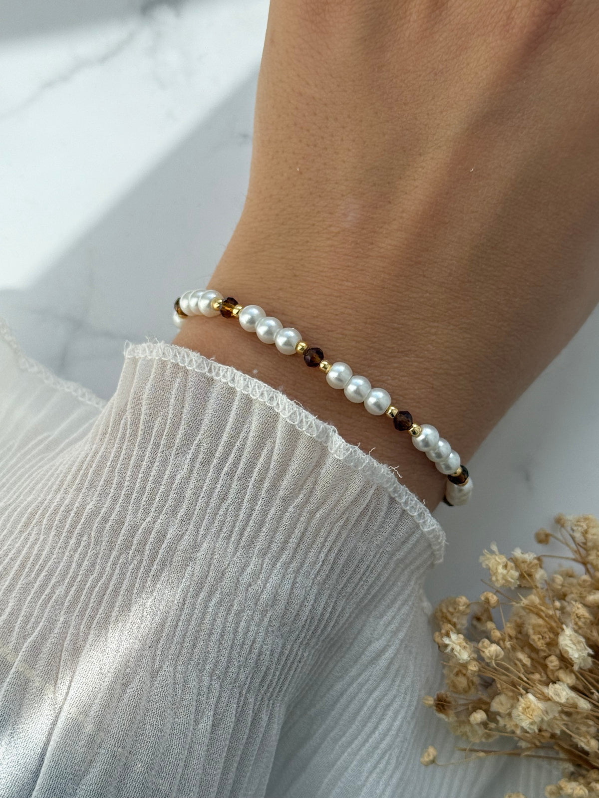 Perlenarmband mit Weißen Perlen, Braunen Kristallperlen und Goldenen Perlen - 2389