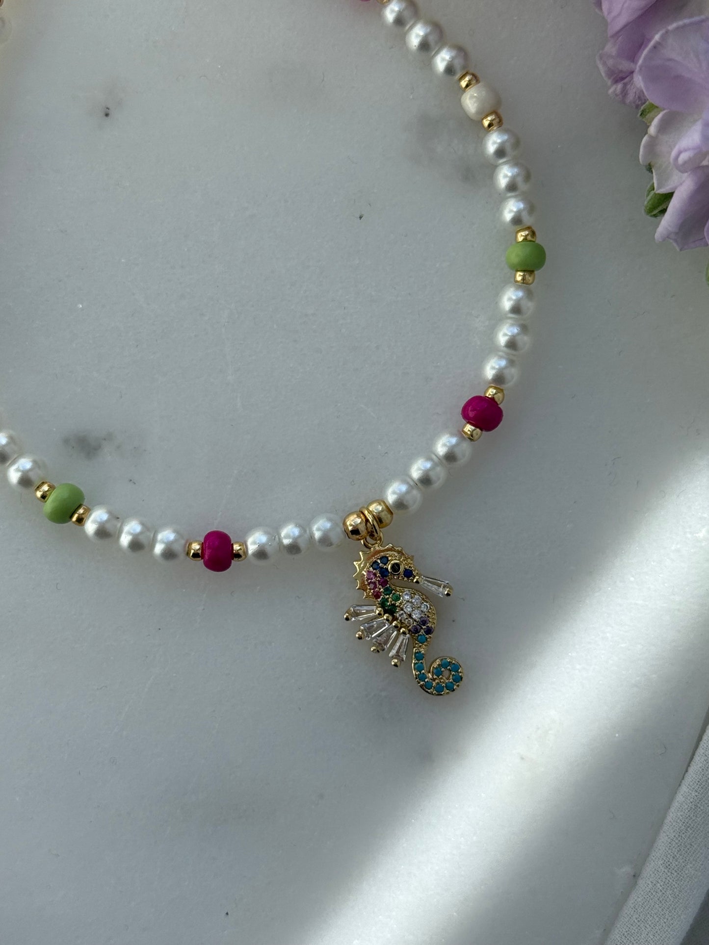 Fußkette mit Weißen Glasperlen, Bunten Kristallperlen und Seepferd Anhänger - 2217