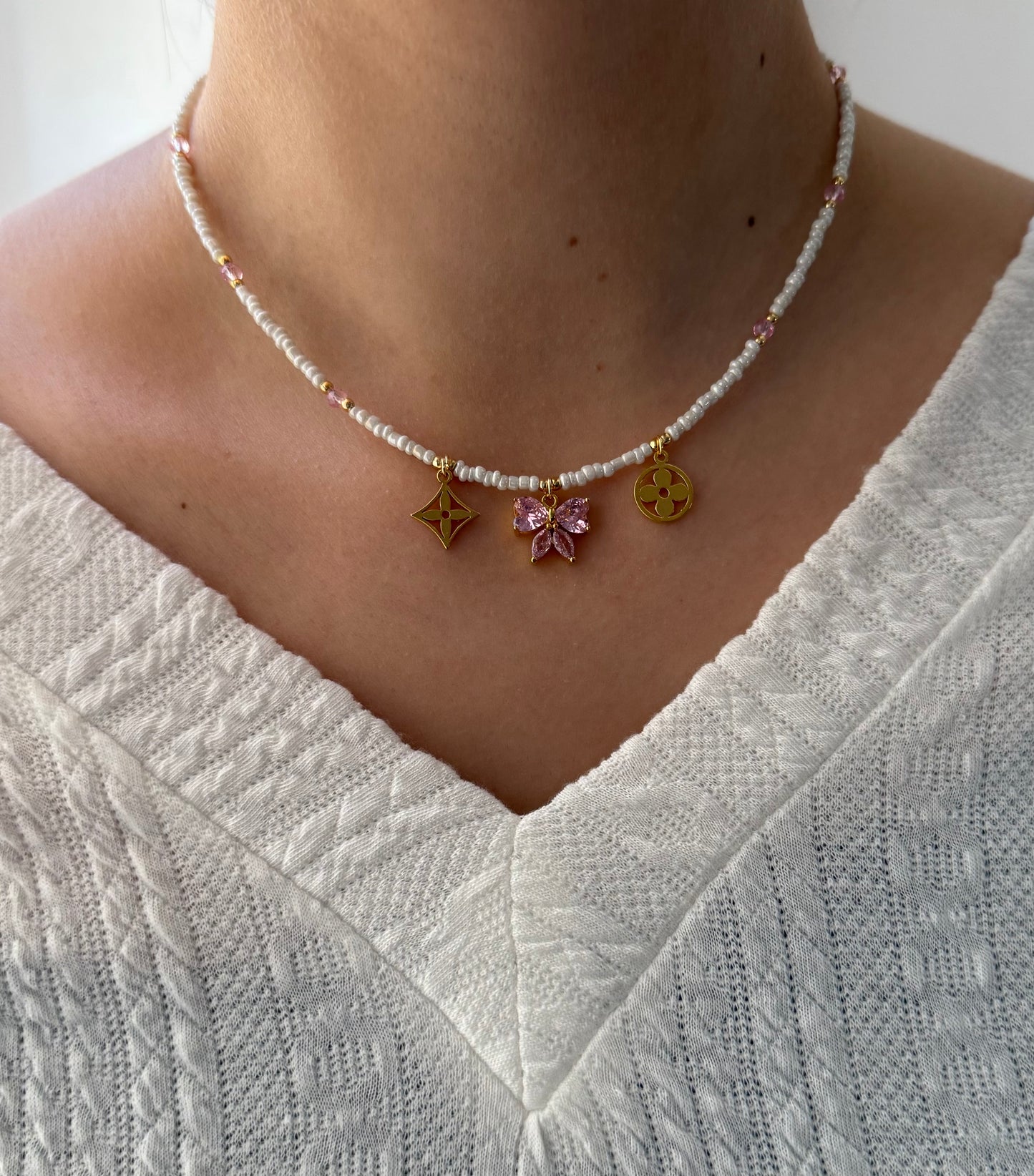 Perlenkette mit Weißen Perlen, Rosa Kristallperlen und Goldenen Perlen + Schleifen und Kleeblatt Anhänger - 2064