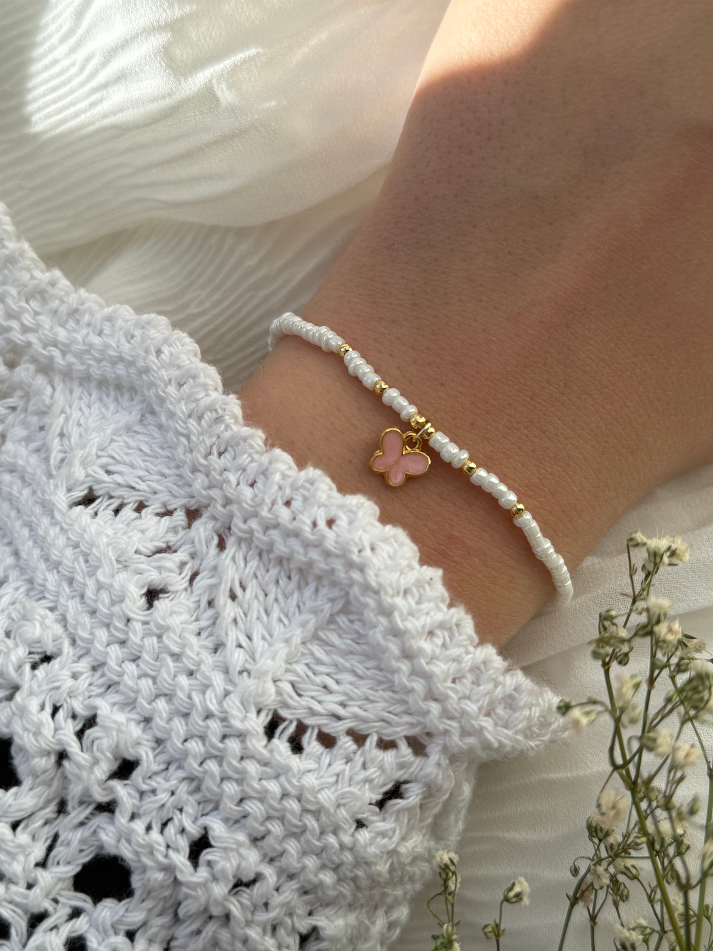 Perlenarmband mit Weißen Perlen, Goldenen Perlen + Schmetterling Anhänger - 2124