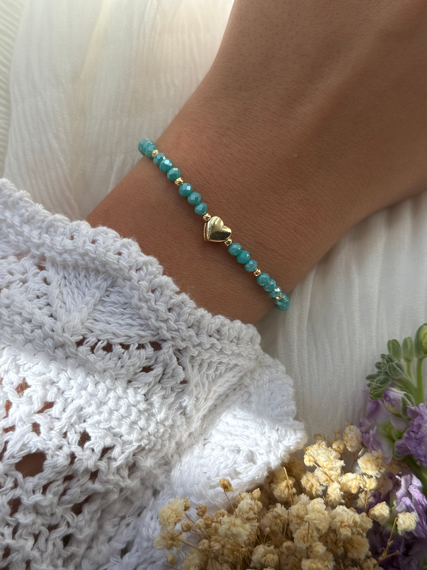 Perlenarmband mit Türkisen Kristallperlen, Goldenen Perlen + Herz Anhänger - 2268