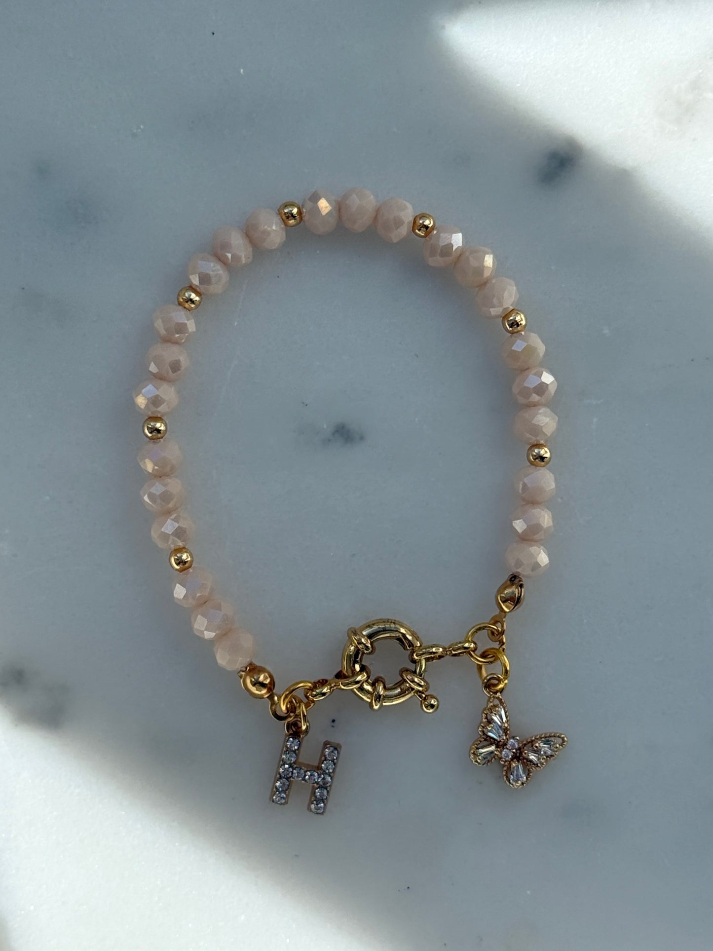 Perlenarmband personalisiert mit Beigen Kristallperlen + Goldenen Perlen + Schmetterling Anhänger - 2180