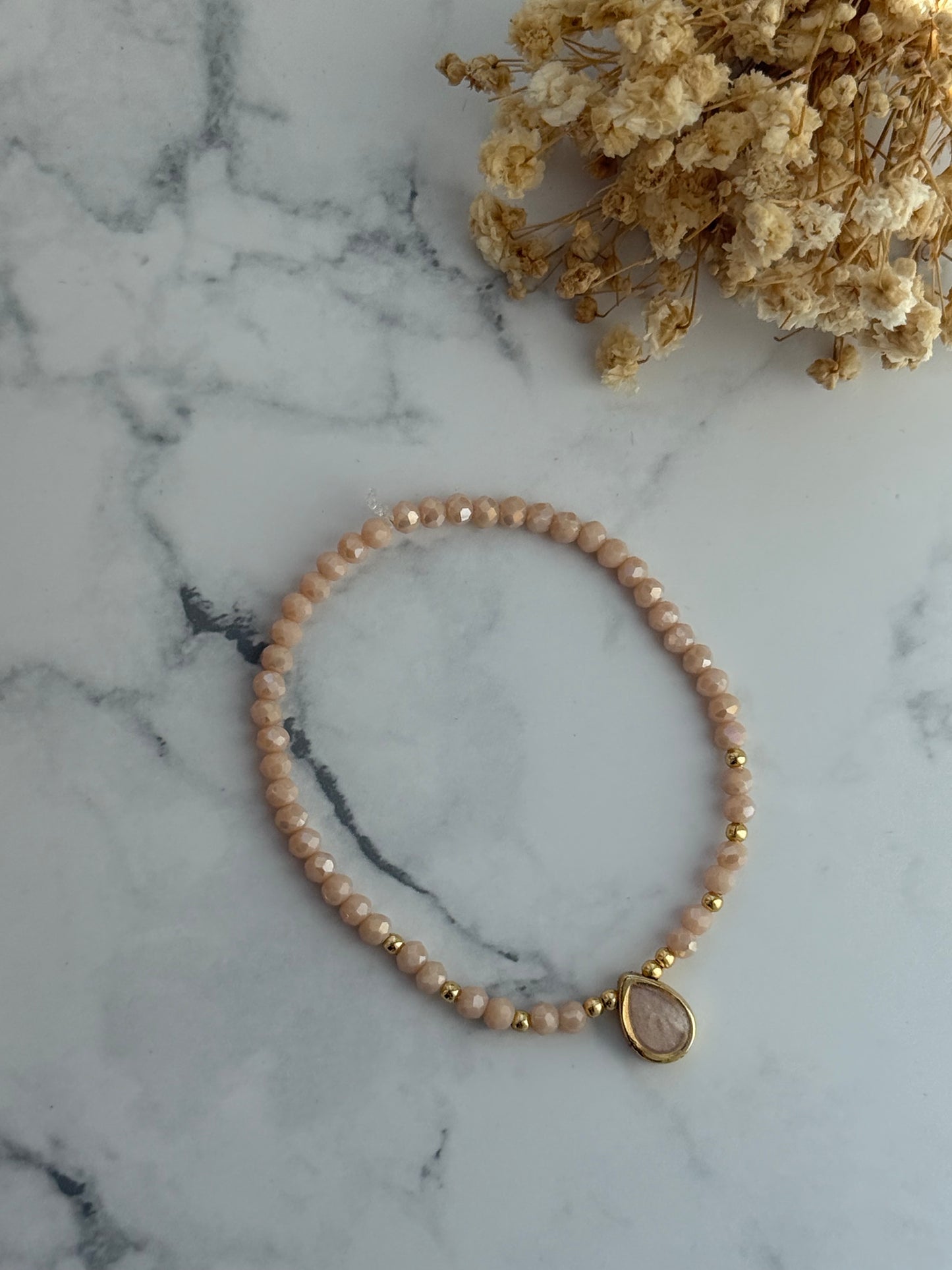 Perlenarmband mit Beigen Kristallperlen, Goldenen Perlen + Tropfen Anhänger - 2308