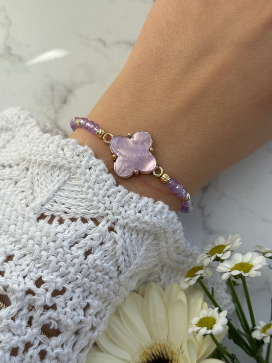 Perlenarmband mit Lila Kristallperlen und Goldenen Perlen + Kleeblatt Anhänger - 2032