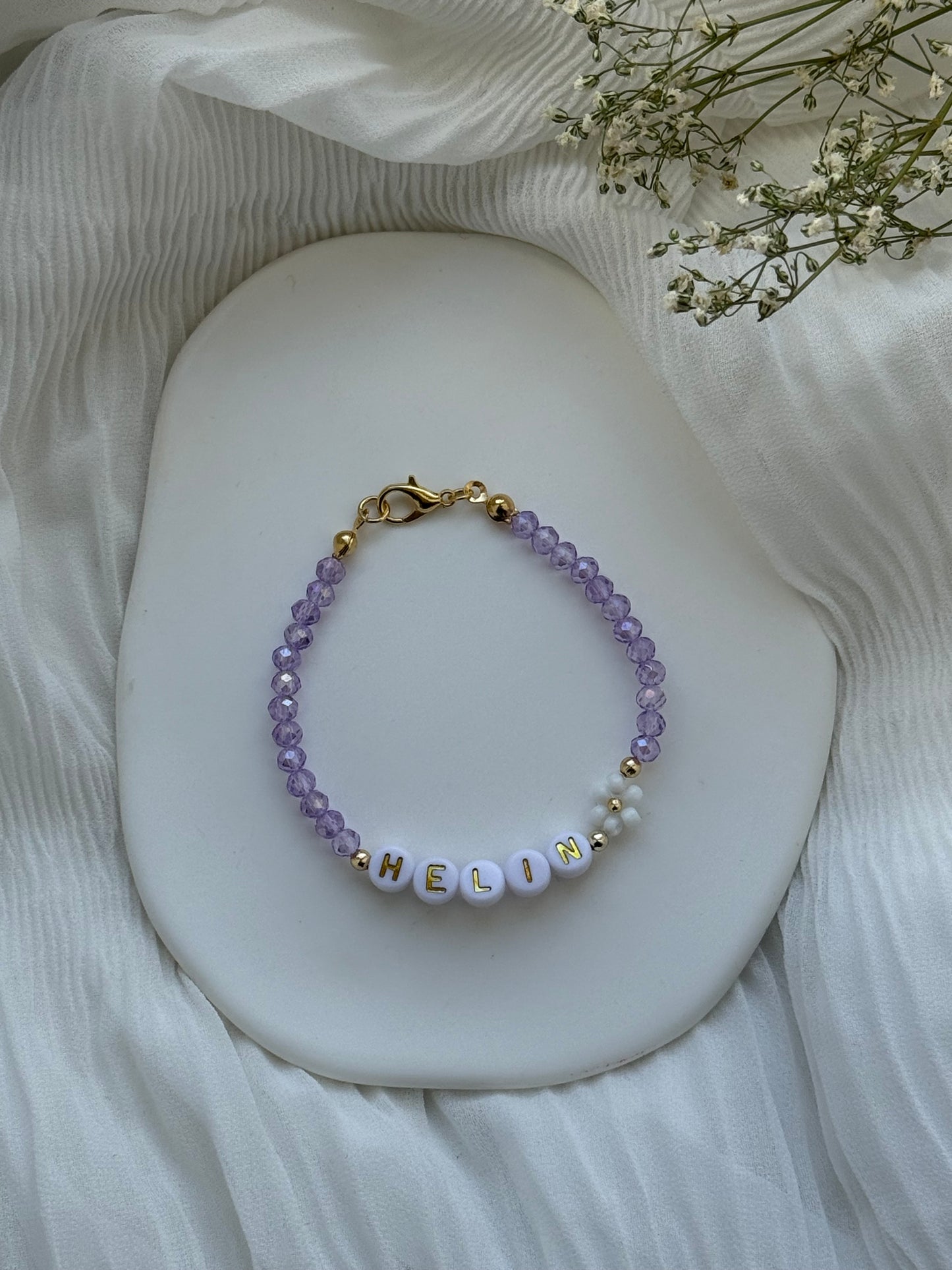 Perlenarmband personalisiert mit Lila Kristallperlen und einer Blume - 2131