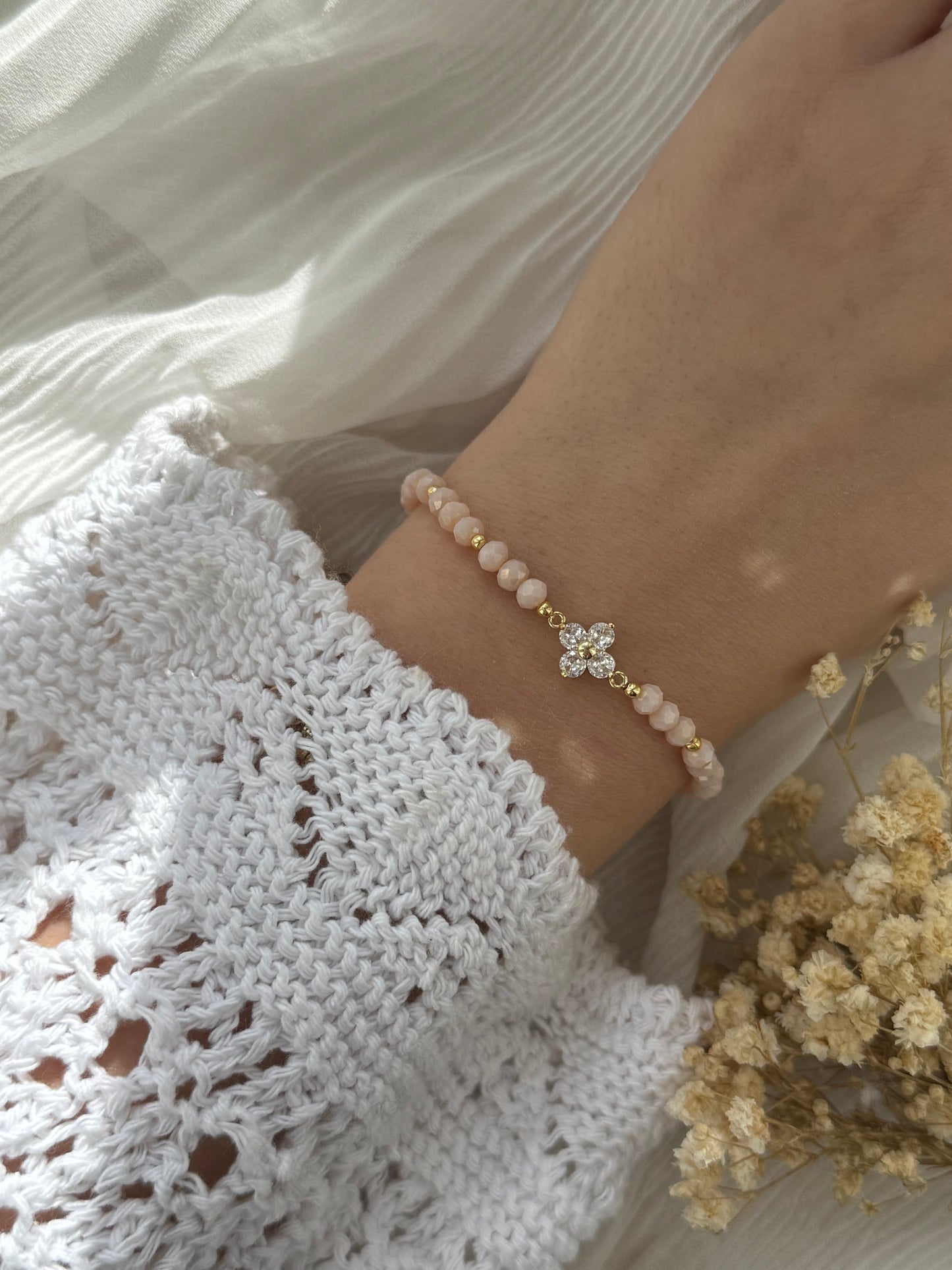 Perlenarmband mit Beigen Kristallperlen, Goldenen Perlen + Kleeblatt Anhänger - 2176