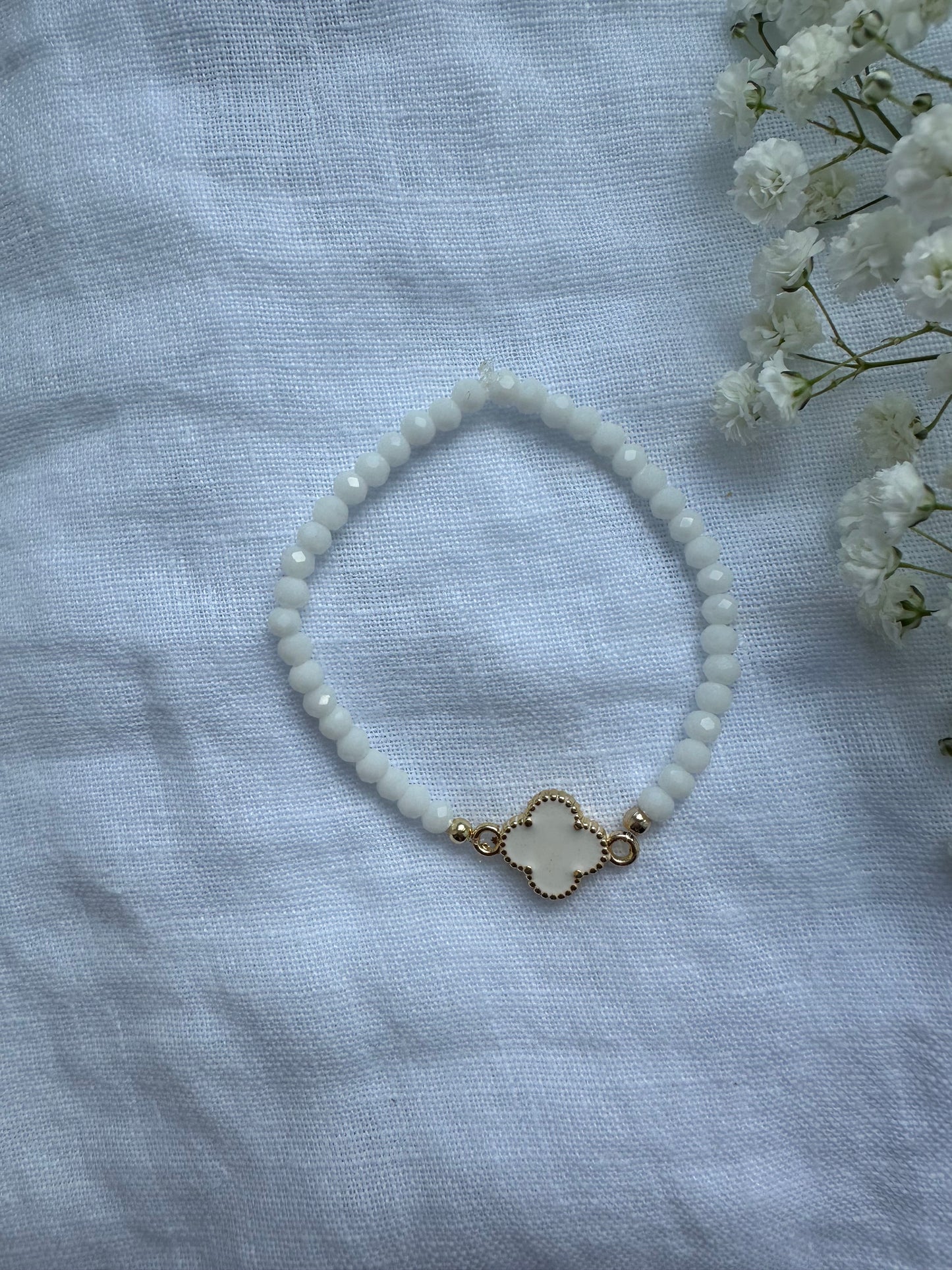 Perlenarmband mit Weißen Kristallperlen und Kleeblatt Anhänger - 10486