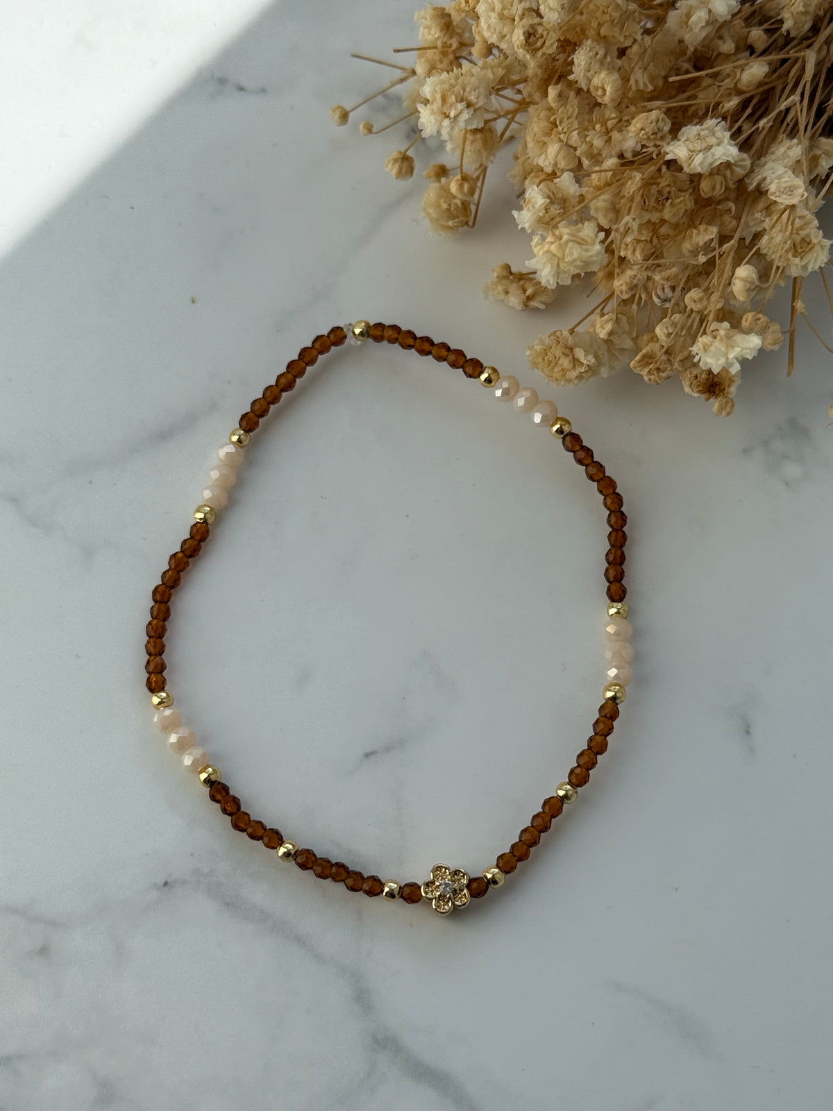 Perlenarmband mit Braunen und Beigen Kristallperlen + Goldenen Perlen + Blumen Anhänger - 2395
