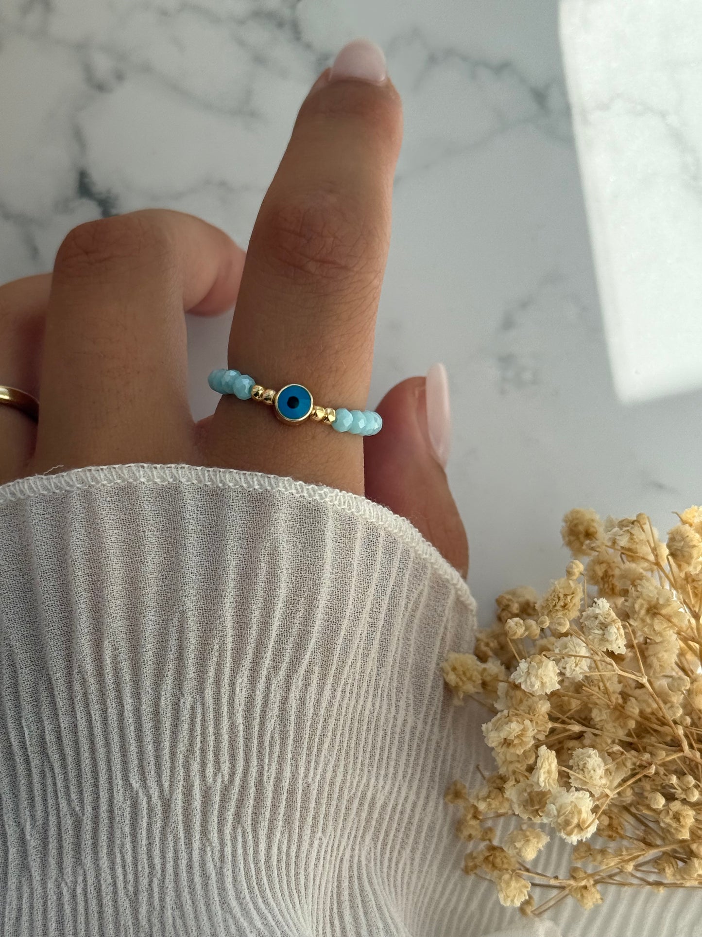 Perlenring mit Blauen Kristallperlen, goldenen Perlen + Nazar Anhänger - 2330