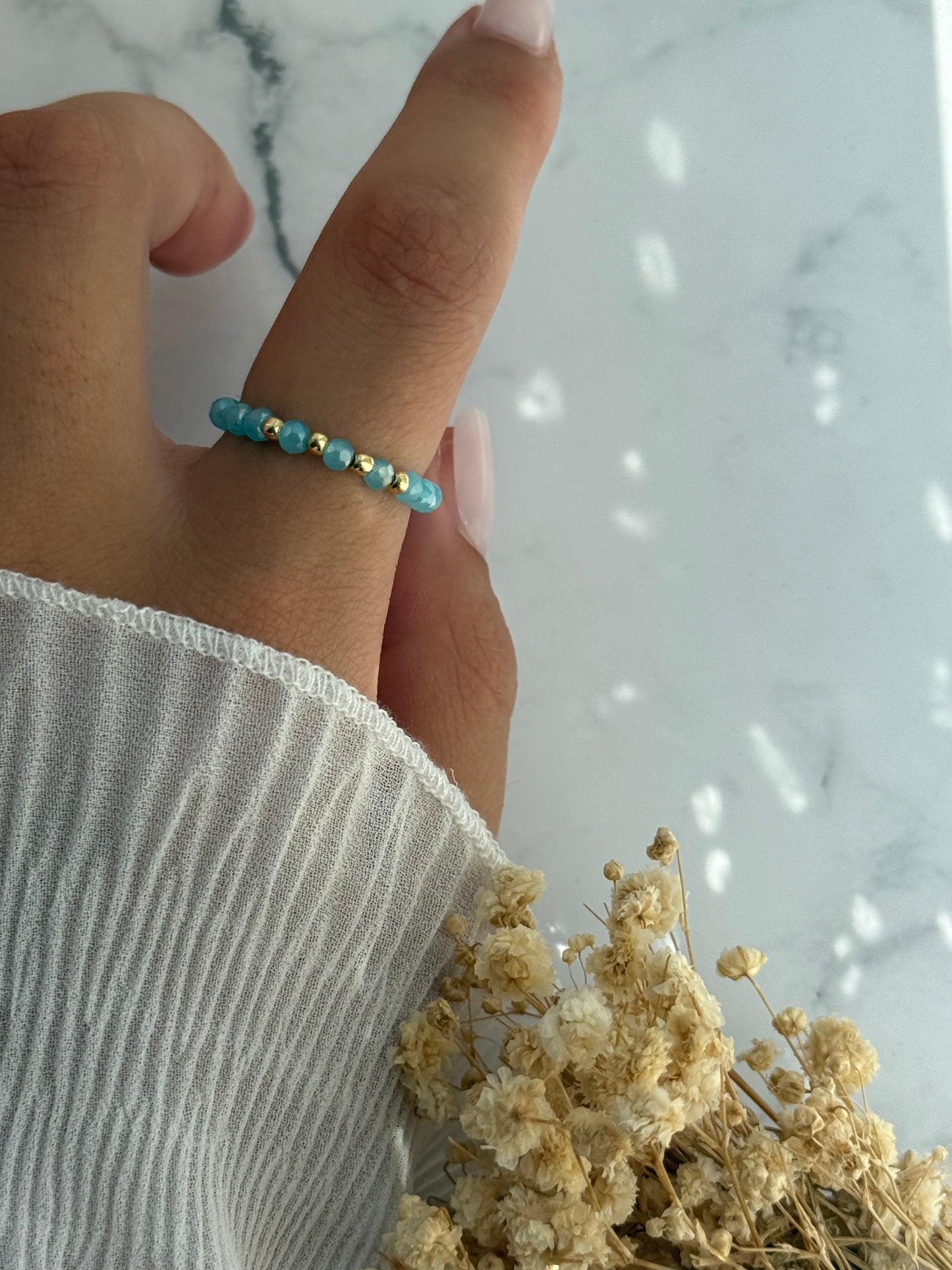 Perlenring mit Blauen Kristallperlen, goldenen Perlen - 2333