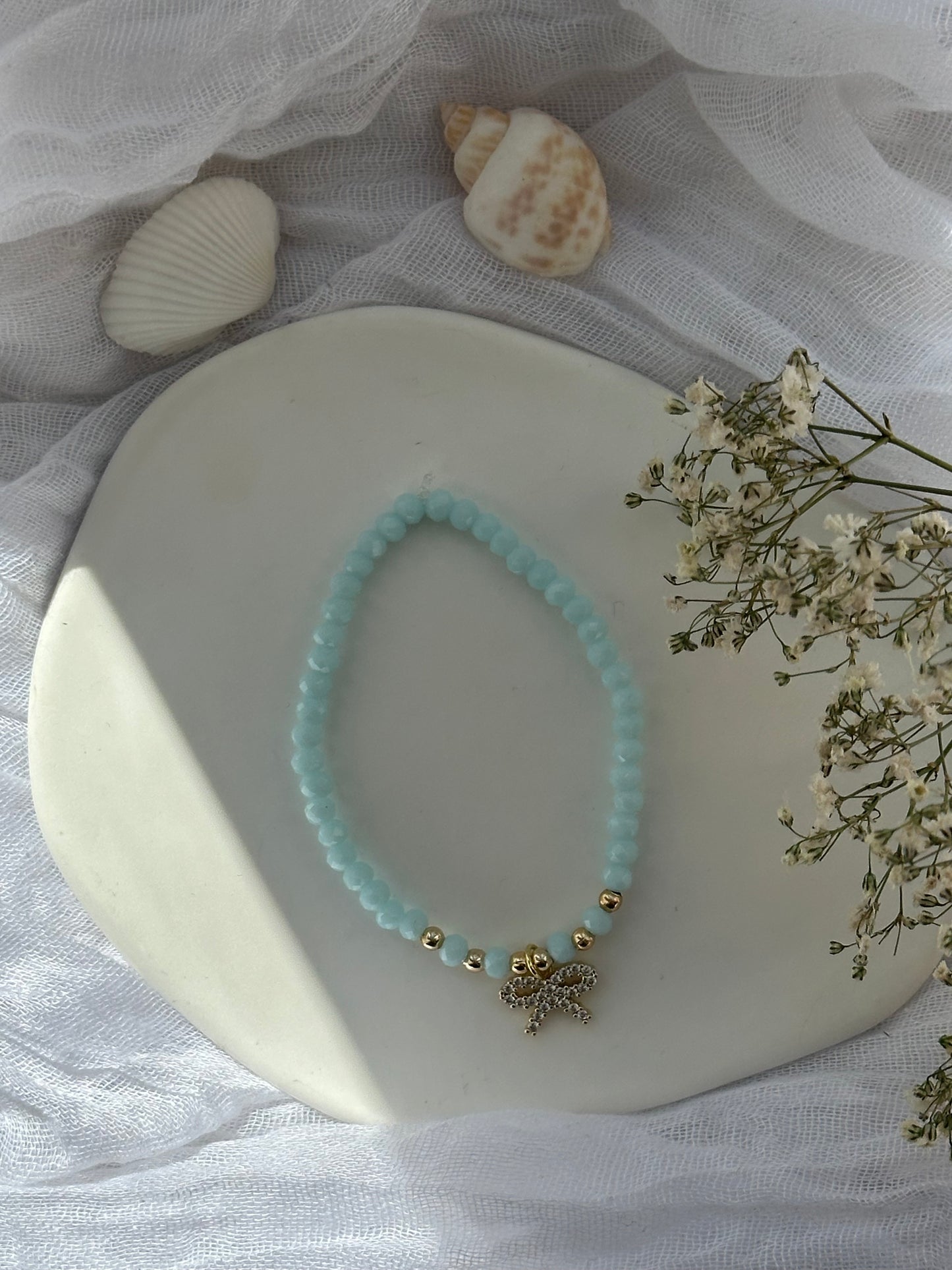 Perlenarmband mit Türkisen Kristallperlen und goldenen Perlen  + Schleifen Anhänger - 10818
