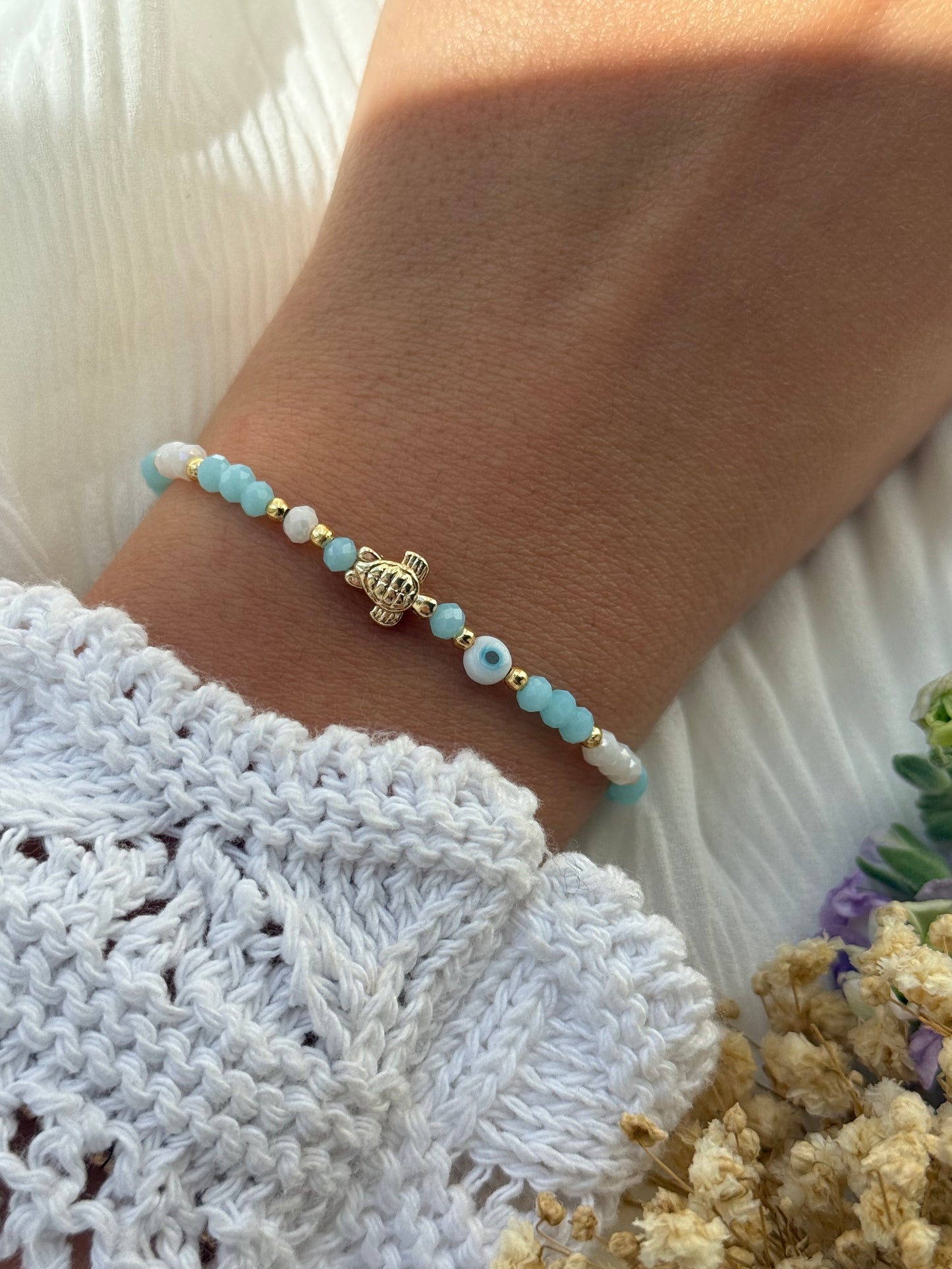 Perlenarmband mit Blauen, Weißen Kristallperlen und Goldenen Perlen + Schildkröten Anhänger - 2258