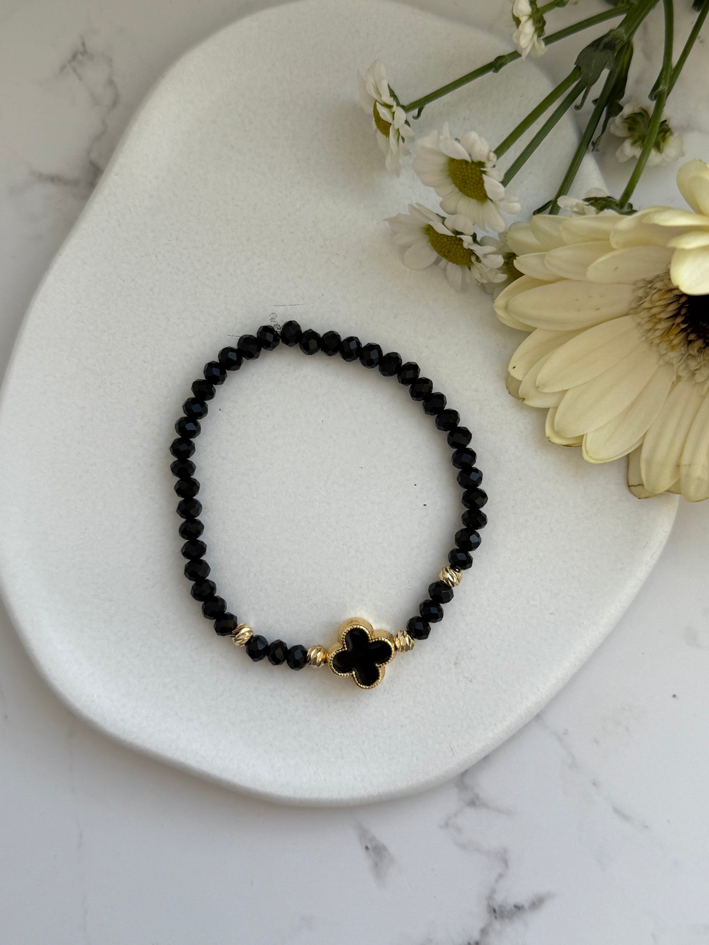 Perlenarmband mit Schwarzen Kristallperlen und Goldenen Perlen + Kleeblatt Anhänger - 2033