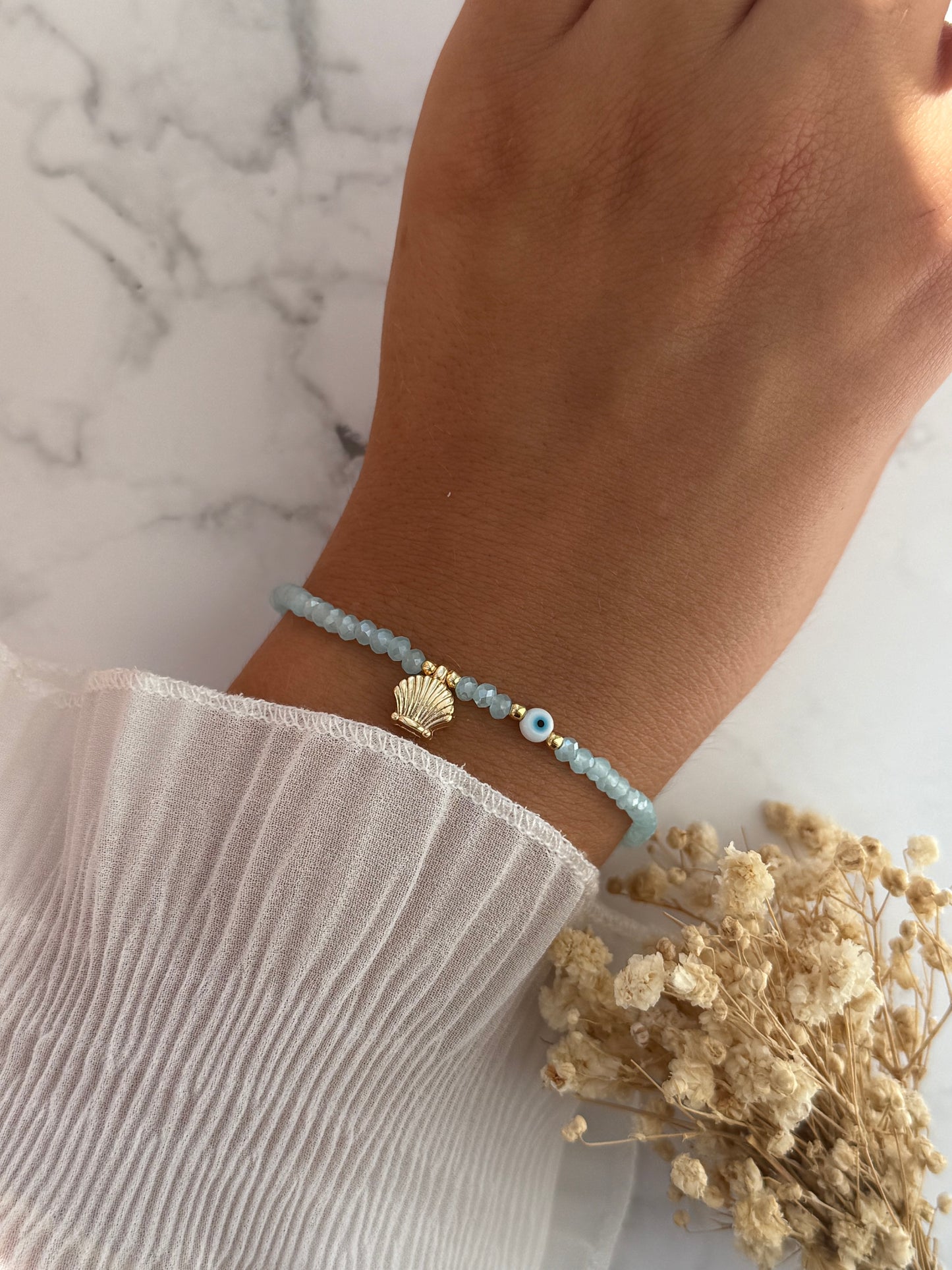 Perlenarmband mit Blauen Kristallperlen, Goldenen Perlen + Muschel Anhänger und einer Nazar Perle - 2291