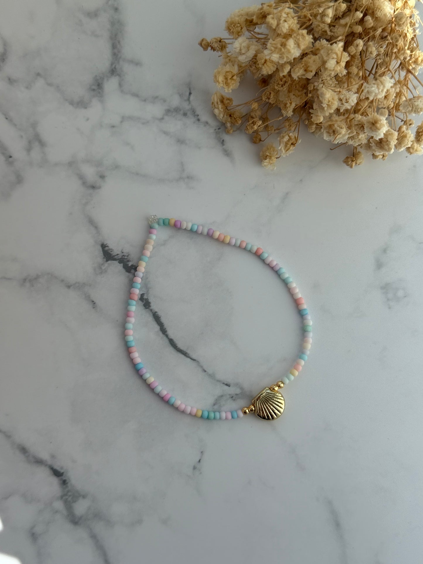 Perlenarmband mit Bunten Perlen, Goldenen Perlen + Muschel Anhänger - 2305