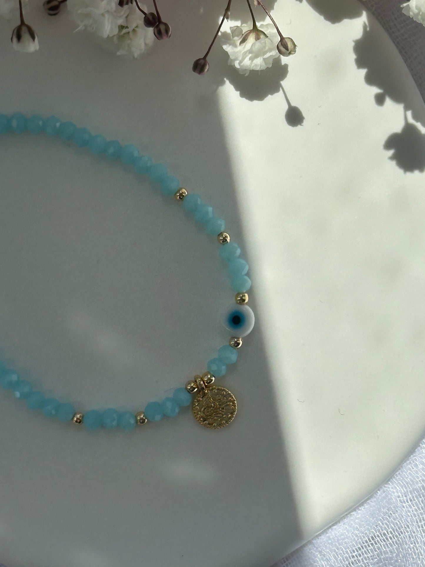 Perlenarmband mit Hellblauen Kristallperlen und goldenen Details+ Nazar und Goldener Taler  Anhänger - 10747