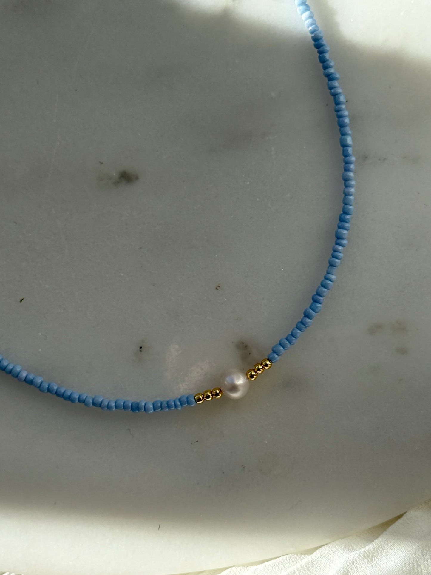 Perlenkette mit Blauen Perlen, Goldenen Perlen + Süßwasserperle - 2159
