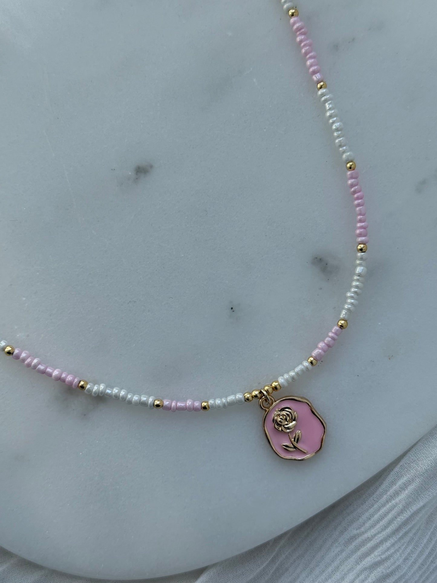 Perlenkette mit Weißen Perlen, Rosa Perlen und Goldenen Perlen + Rosen Charm - 2193