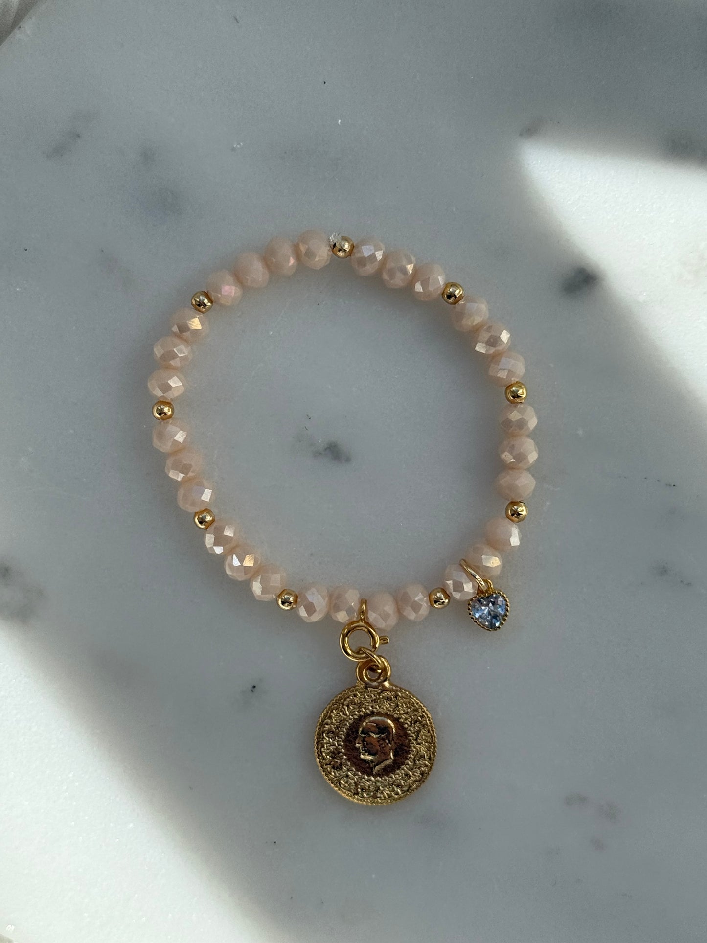 Perlenarmband mit Beigen Kristallperlen + Goldenen Perlen + Herz Anhänger - 2182