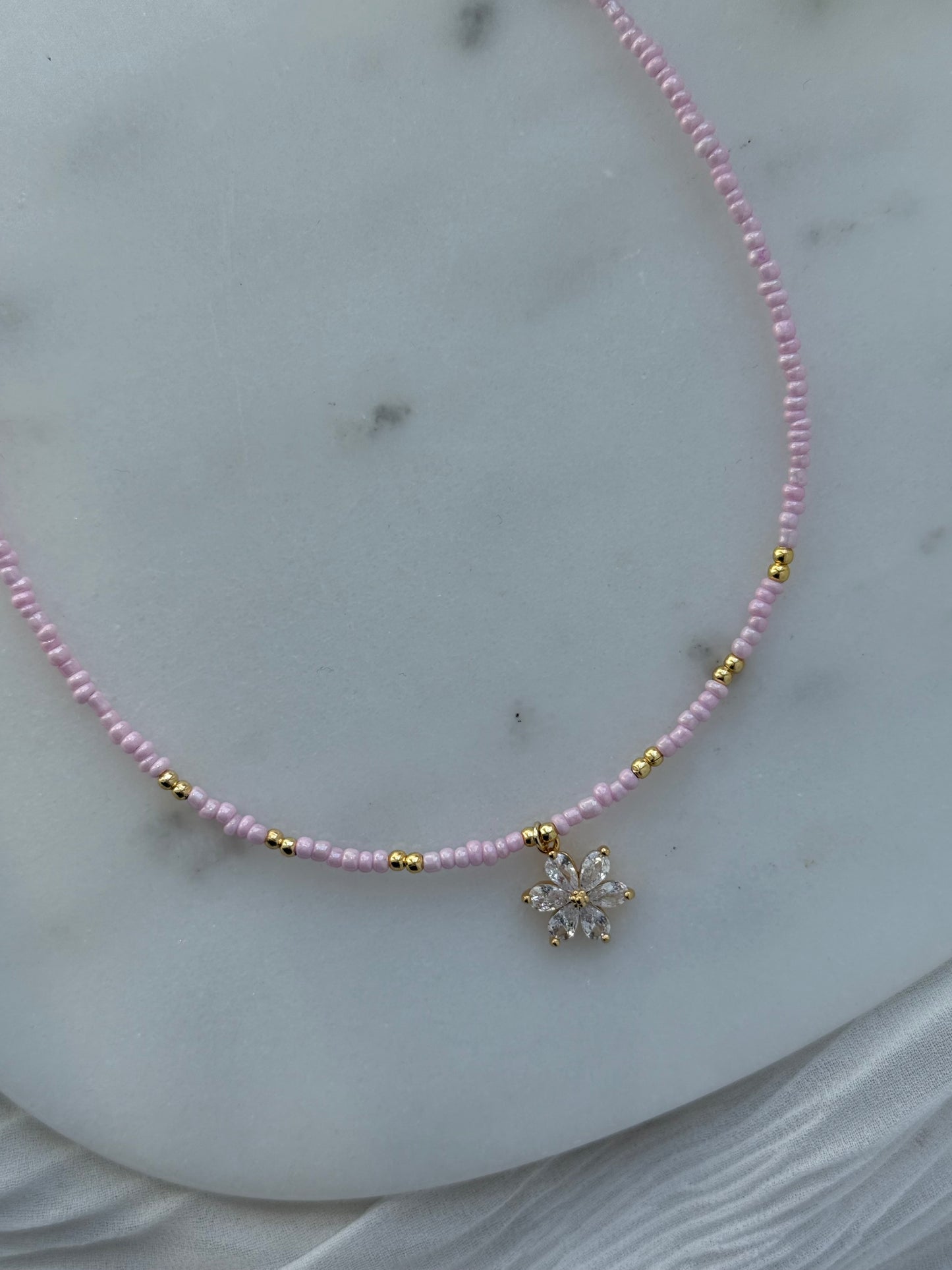 Perlenkette mit Rosa Perlen und Goldenen Perlen + Blumen Charm - 2198