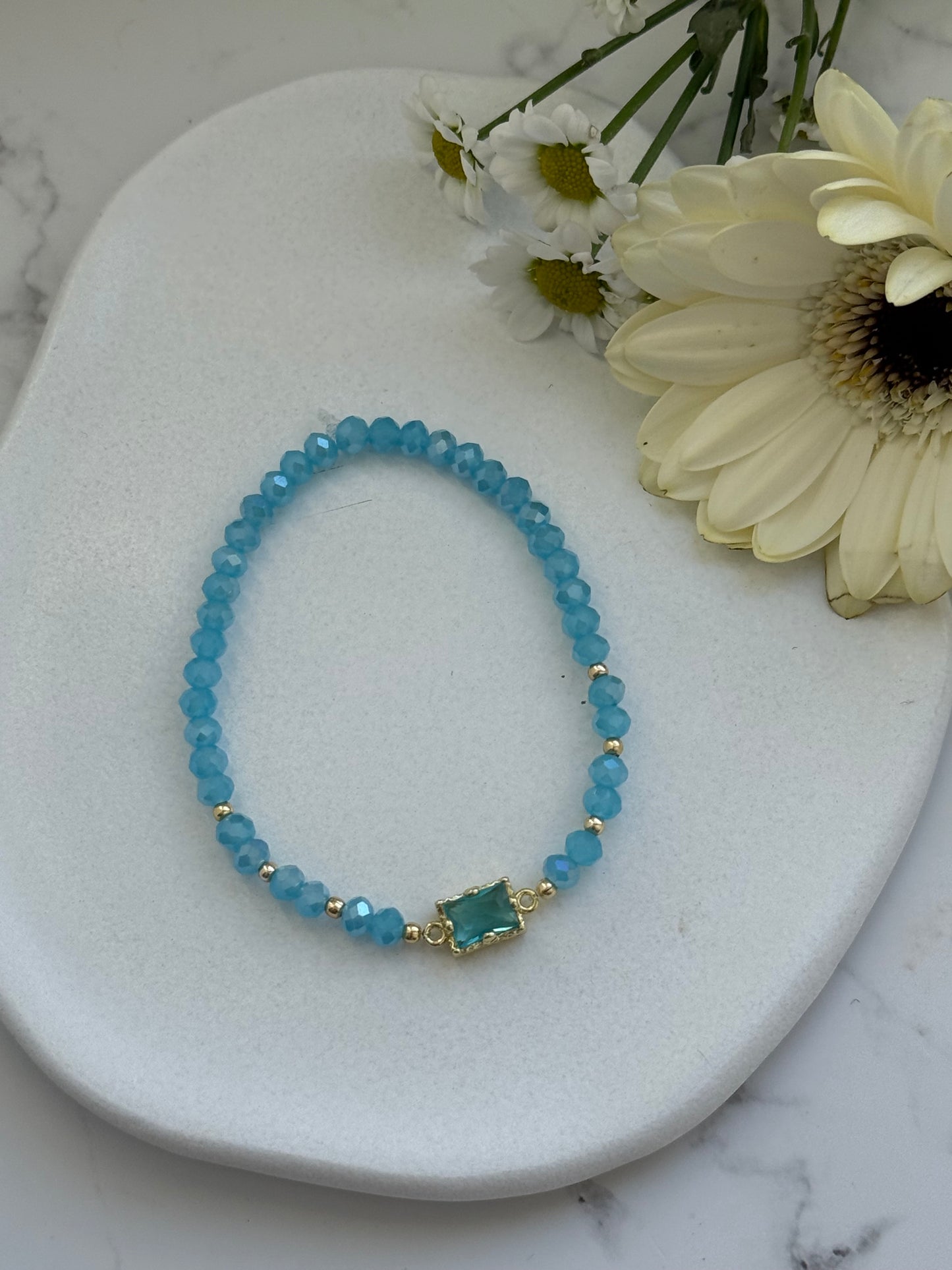 Perlenarmband mit Hellblauen Kristallperlen und Goldenen Perlen  + Zirkonia Anhänger - 2015