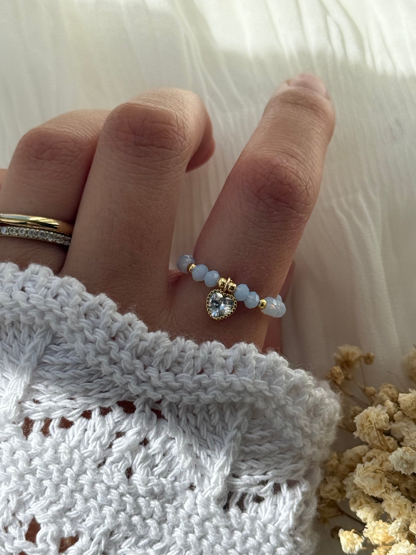 Perlenring mit Blauen Kristallperlen, goldenen Perlen + Herz Anhänger - 2225