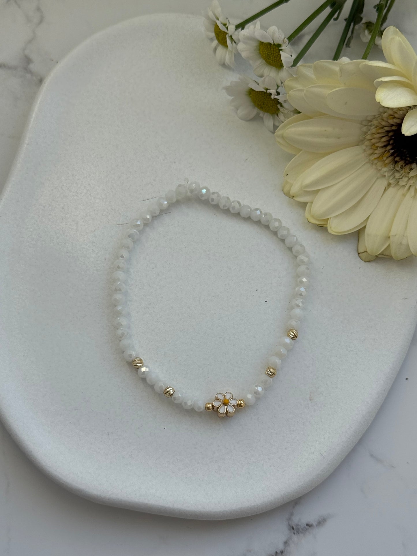 Perlenarmband mit Weißen Kristallperlen und Goldenen Perlen + Blumen Anhänger - 2027