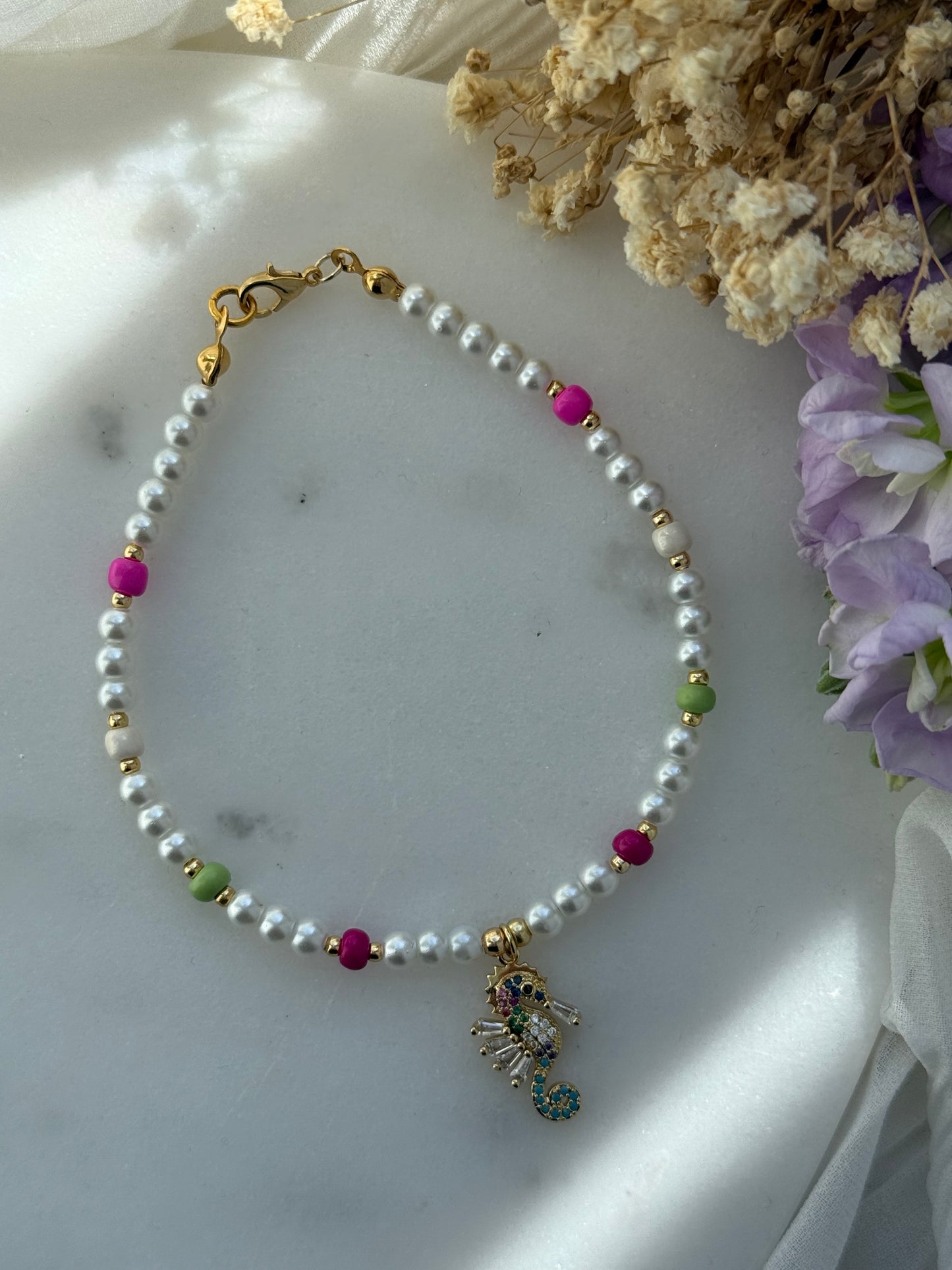 Fußkette mit Weißen Glasperlen, Bunten Kristallperlen und Seepferd Anhänger - 2217