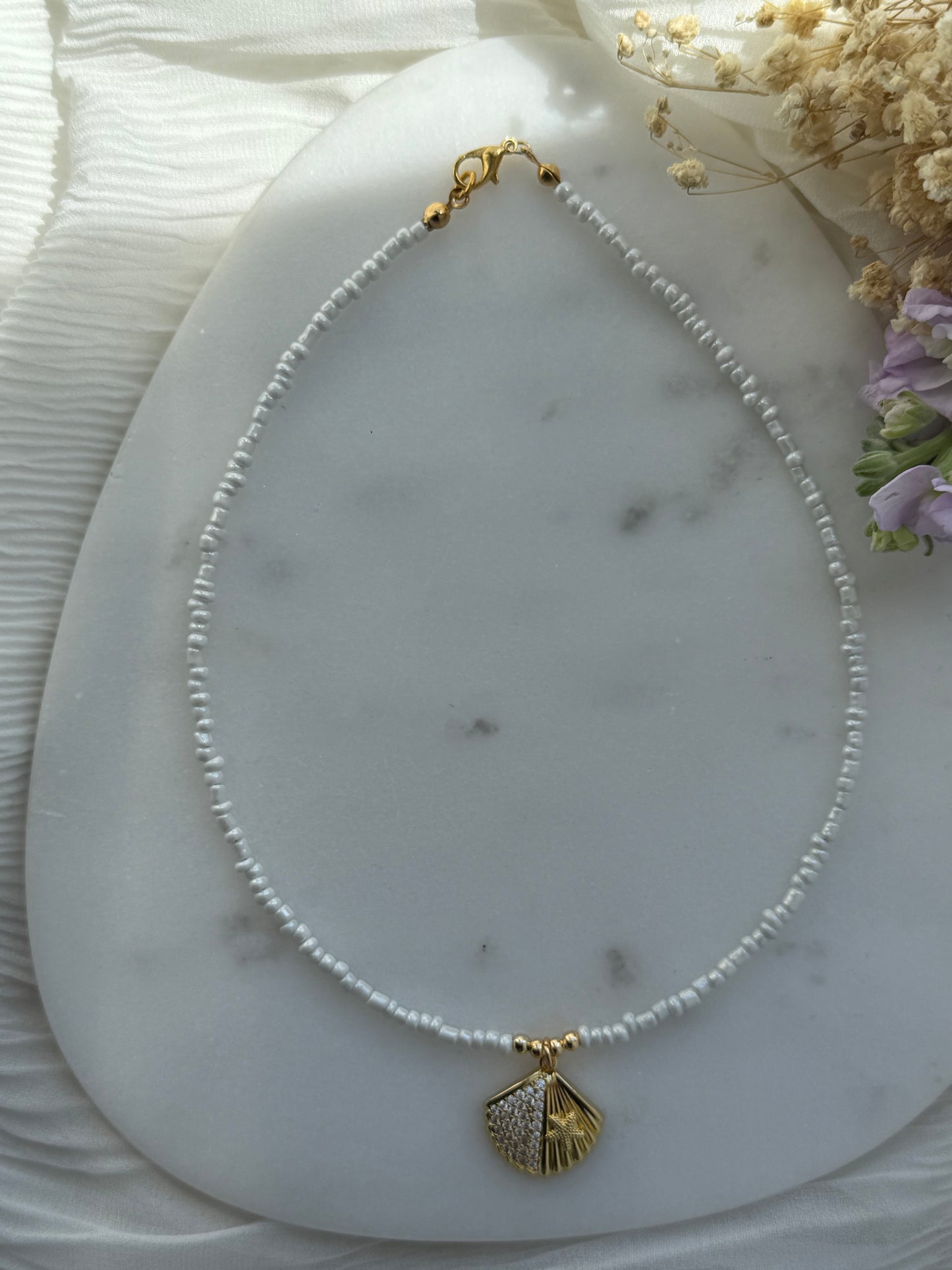 Perlenkette mit Weißen Perlen, Goldenen Perlen + Muschel Anhänger - 2191