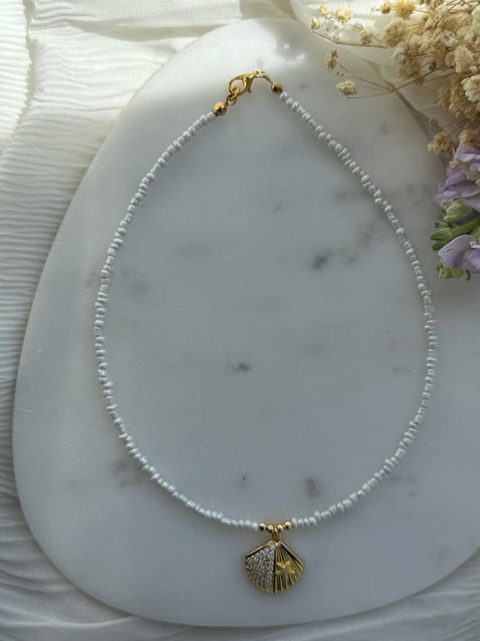 Perlenkette mit Weißen Perlen, Goldenen Perlen + Muschel Anhänger - 2191