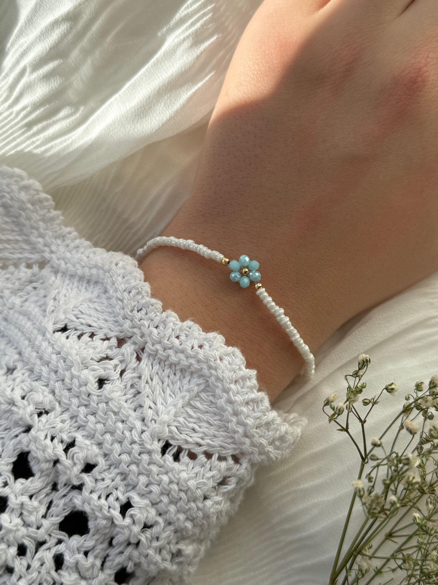 Perlenarmband mit Weißen Perlen und einer Blauen Blume - 2129