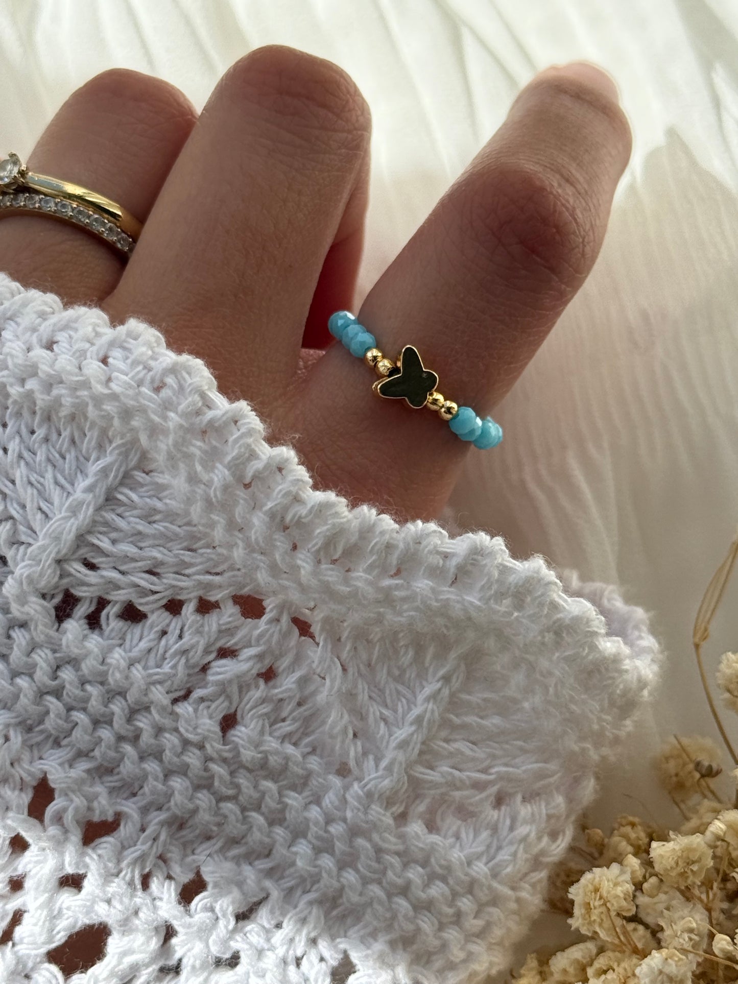 Perlenring mit Hellblauen Kristallperlen, goldenen Perlen + Schmetterling Anhänger - 2218